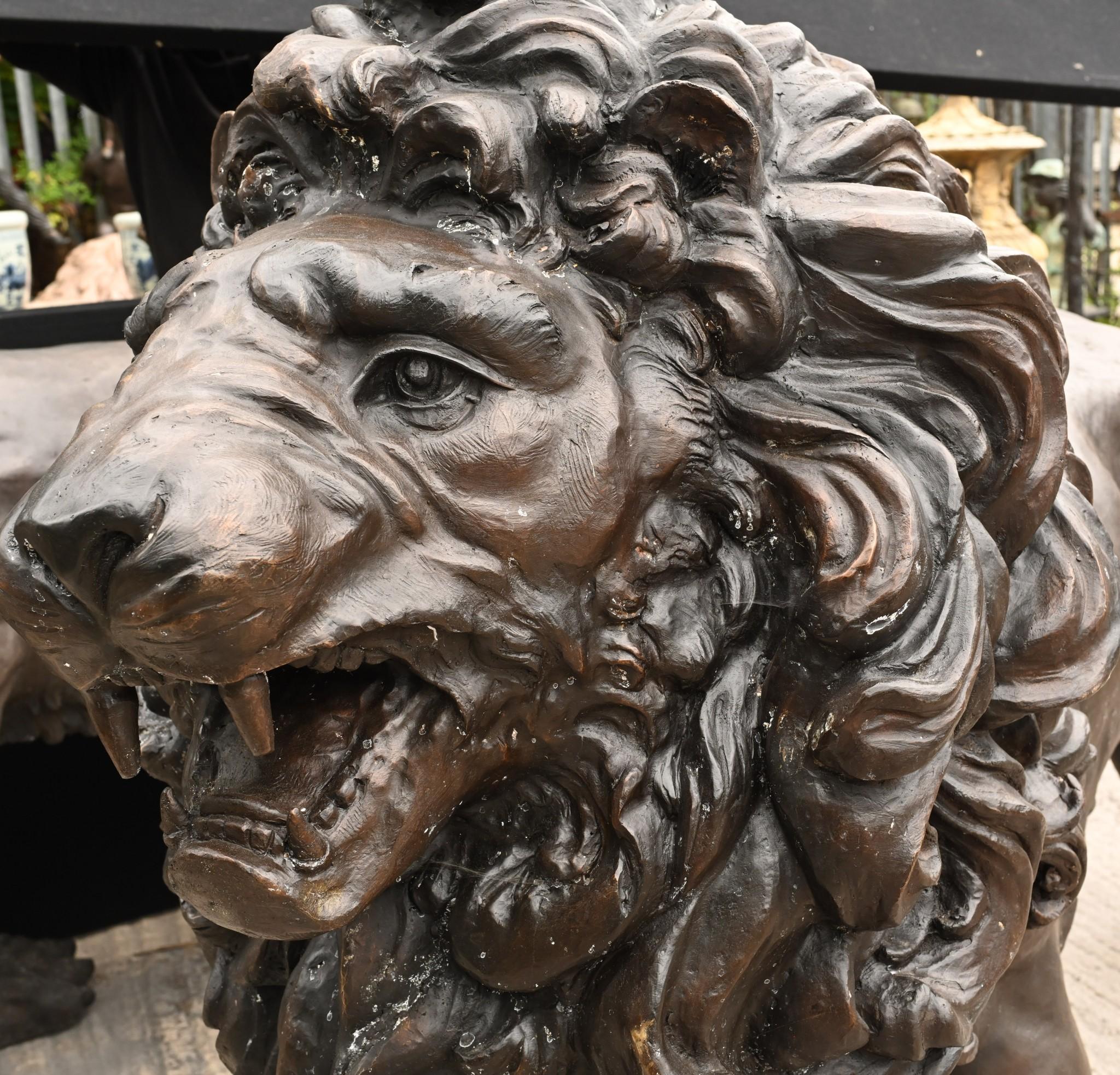 Paire de statues monumentales de lions en bronze représentant des gardiens Médicis en vente 9