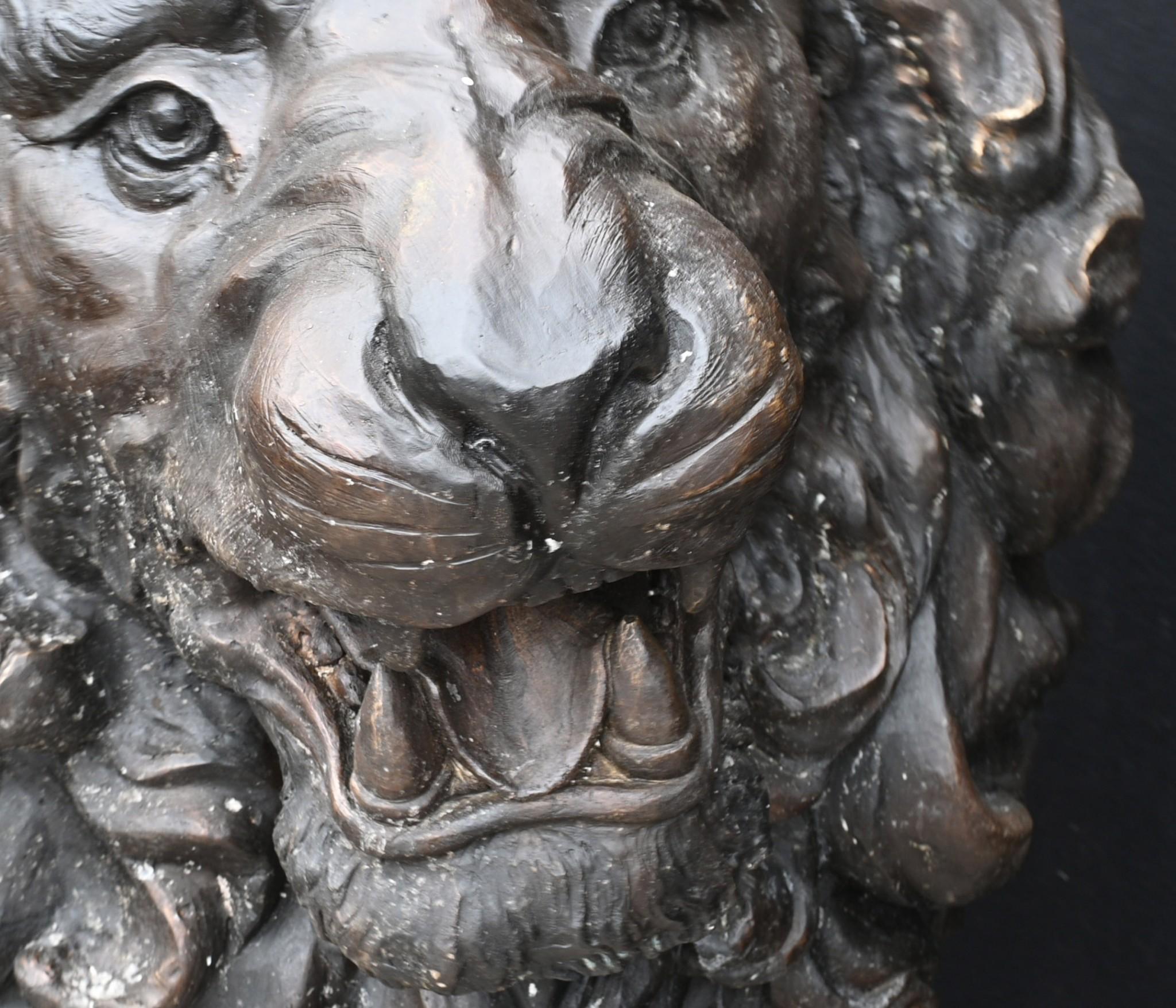 Paire de statues monumentales de lions en bronze représentant des gardiens Médicis en vente 11