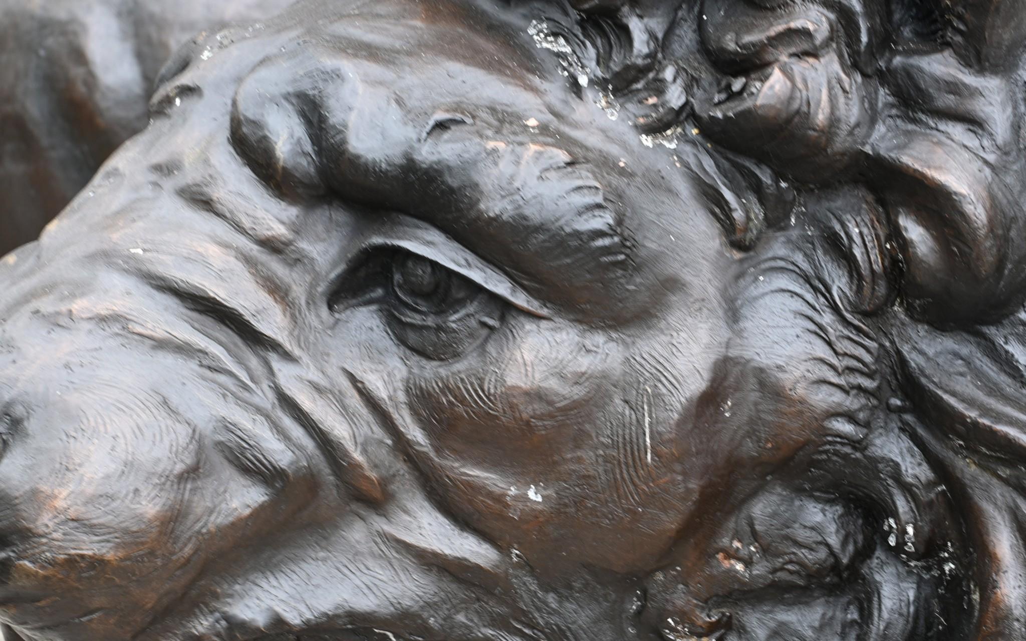 Paire de statues monumentales de lions en bronze représentant des gardiens Médicis en vente 12