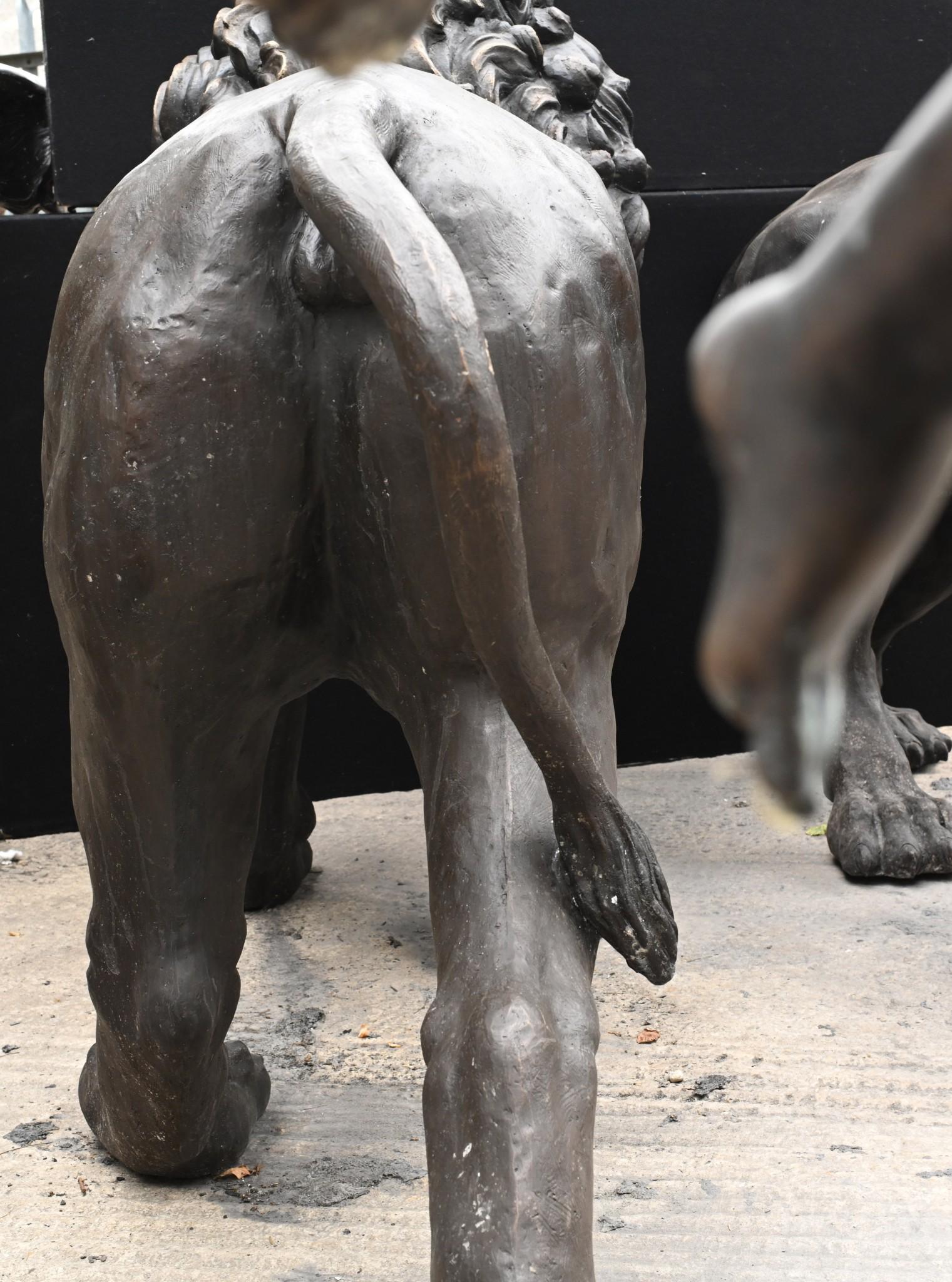 Paire de statues monumentales de lions en bronze représentant des gardiens Médicis en vente 2
