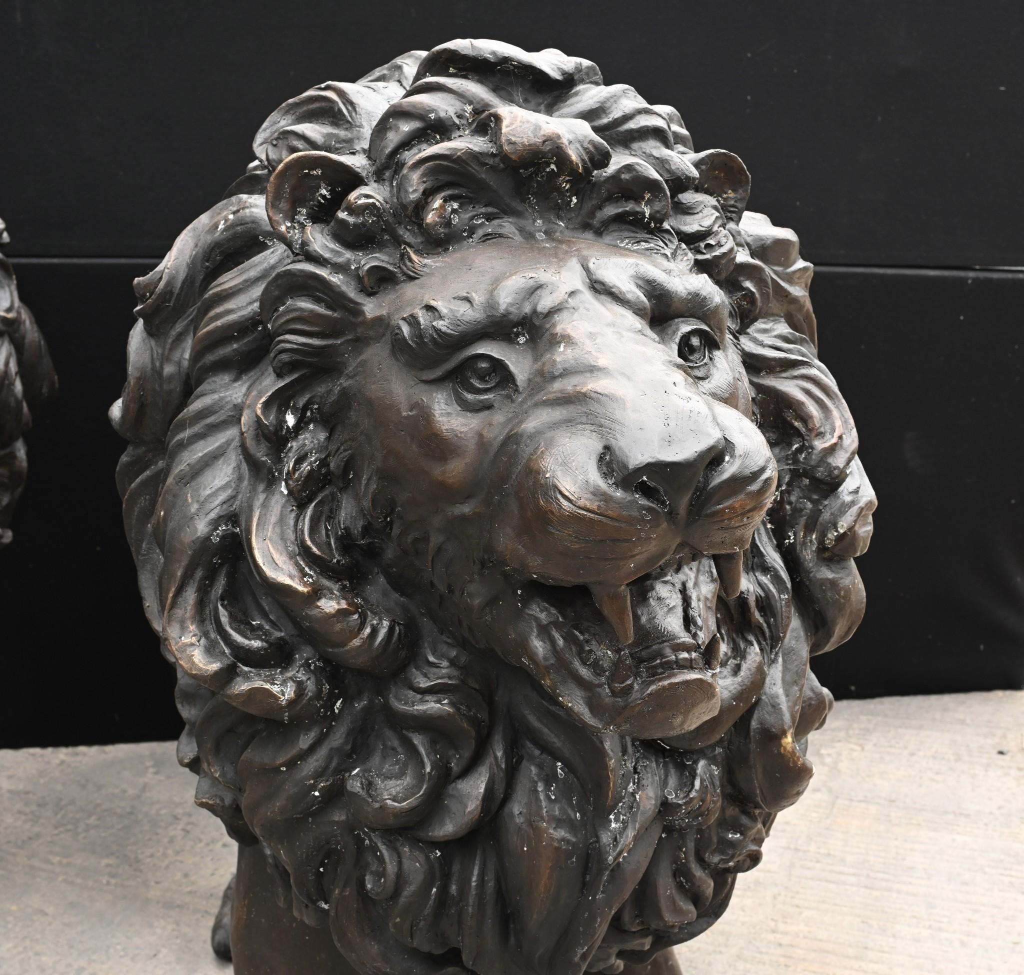 Paire de statues monumentales de lions en bronze représentant des gardiens Médicis en vente 4