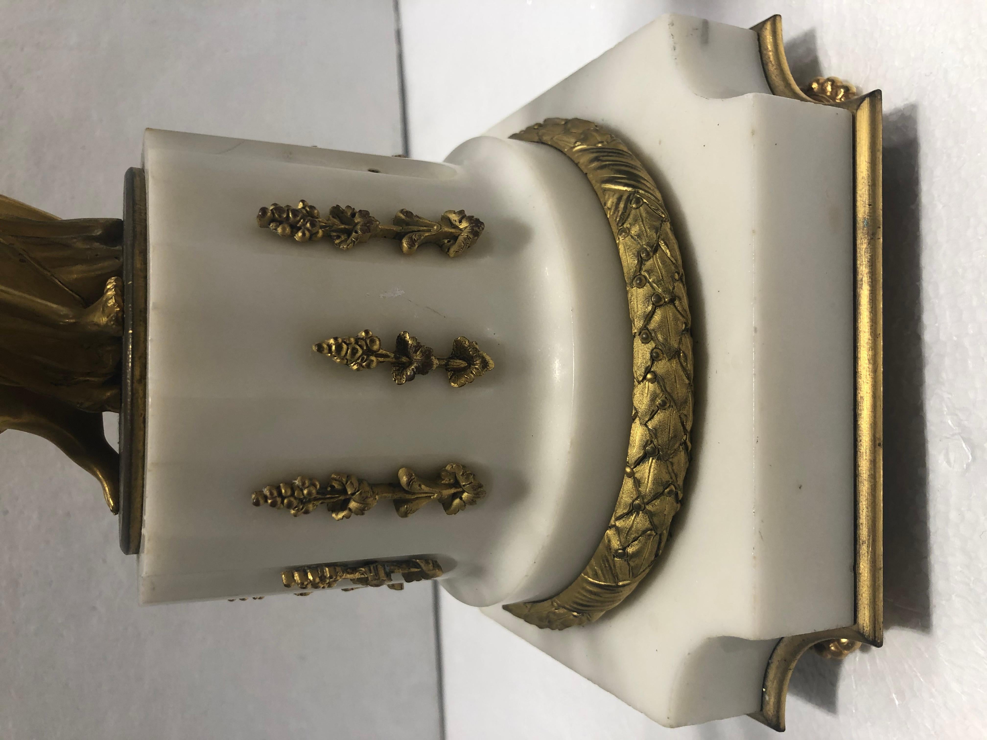 Coppia di antichi candelabri francesi in bronzo dorato e marmo con figure di nudi. Una fanciulla nuda neoclassica su una colonna di marmo bianco.