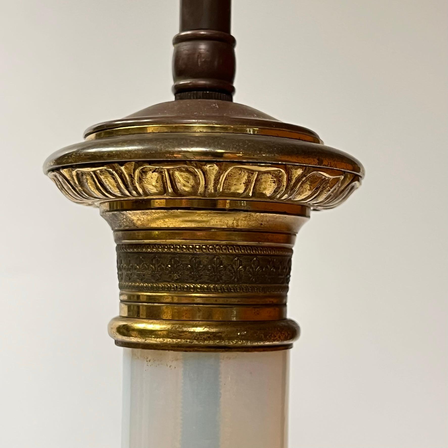 Paire de lampes de bureau en verre opalin montées sur bronze en vente 10