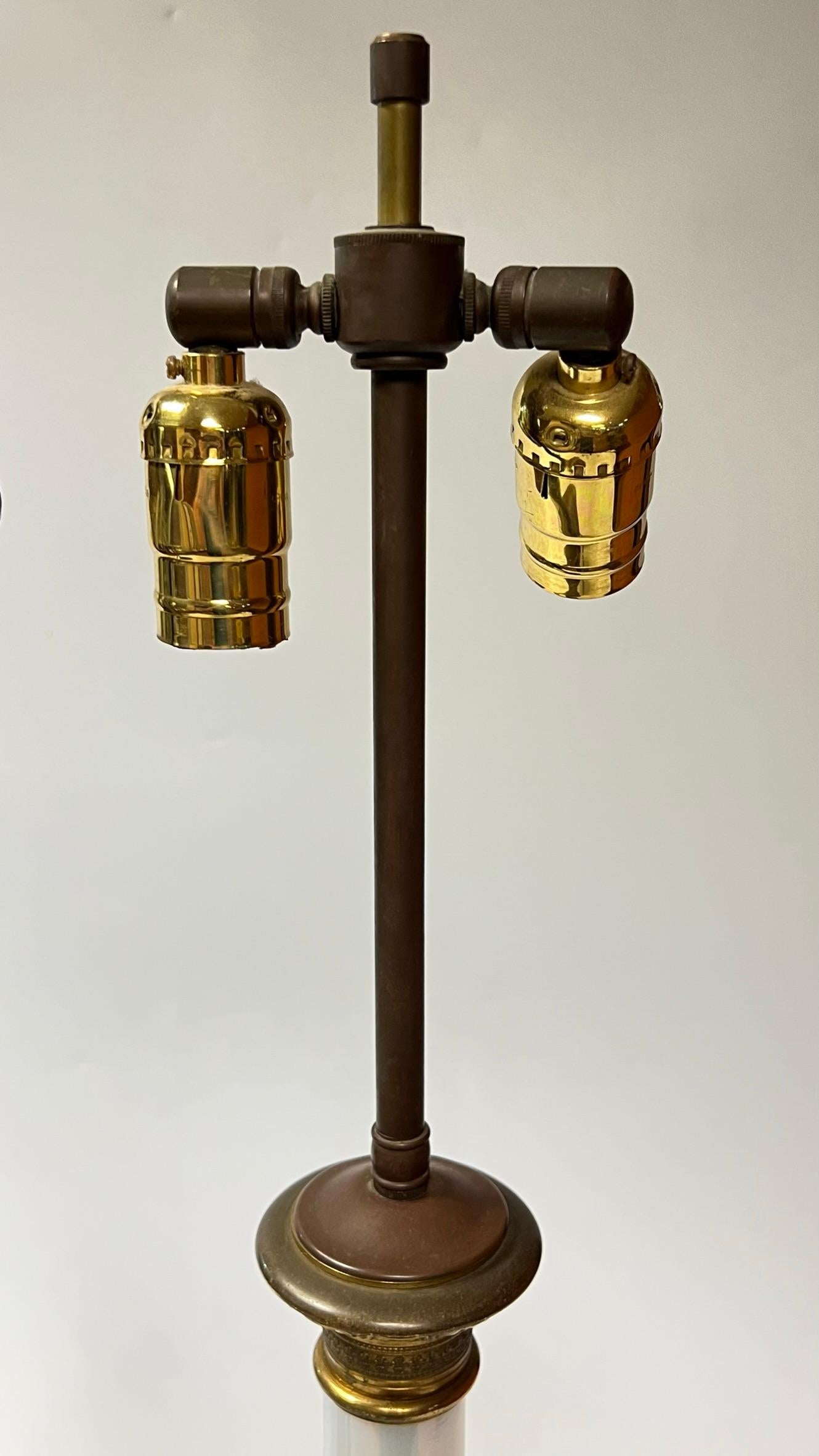 20ième siècle Paire de lampes de bureau en verre opalin montées sur bronze en vente