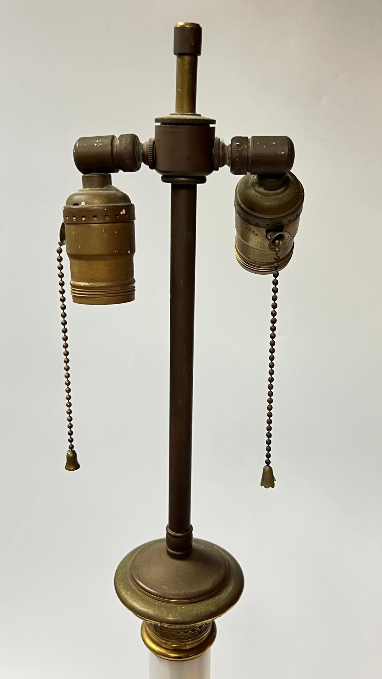 Laiton Paire de lampes de bureau en verre opalin montées sur bronze en vente