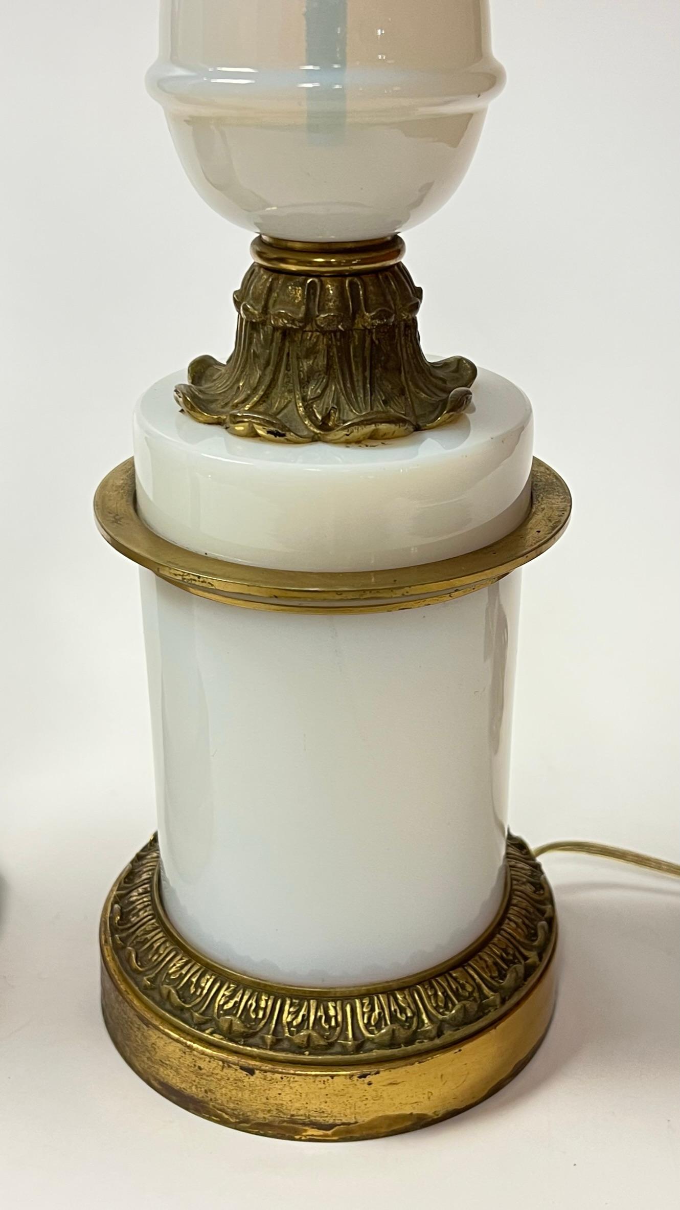 Paire de lampes de bureau en verre opalin montées sur bronze en vente 1