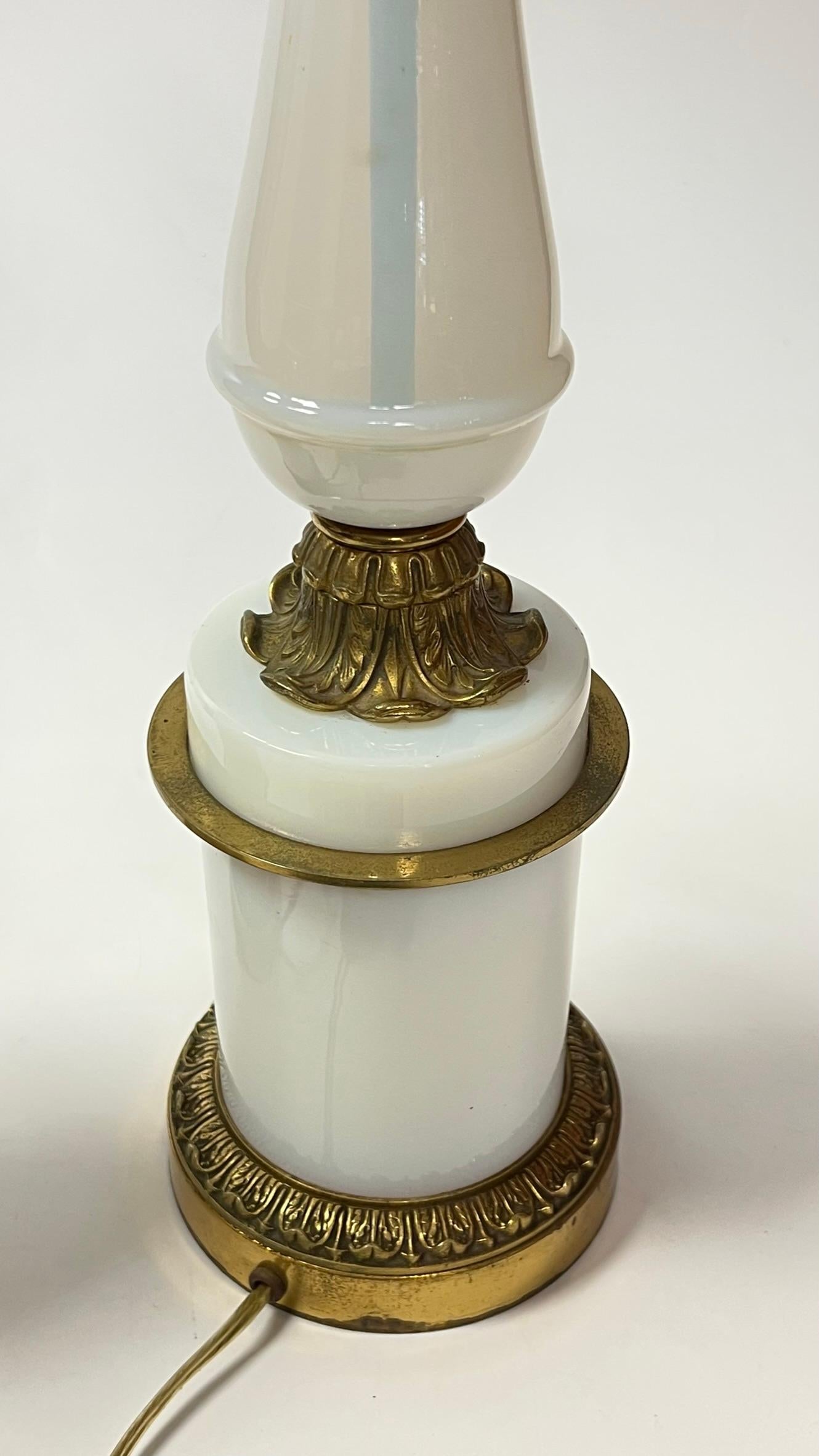 Paire de lampes de bureau en verre opalin montées sur bronze en vente 4