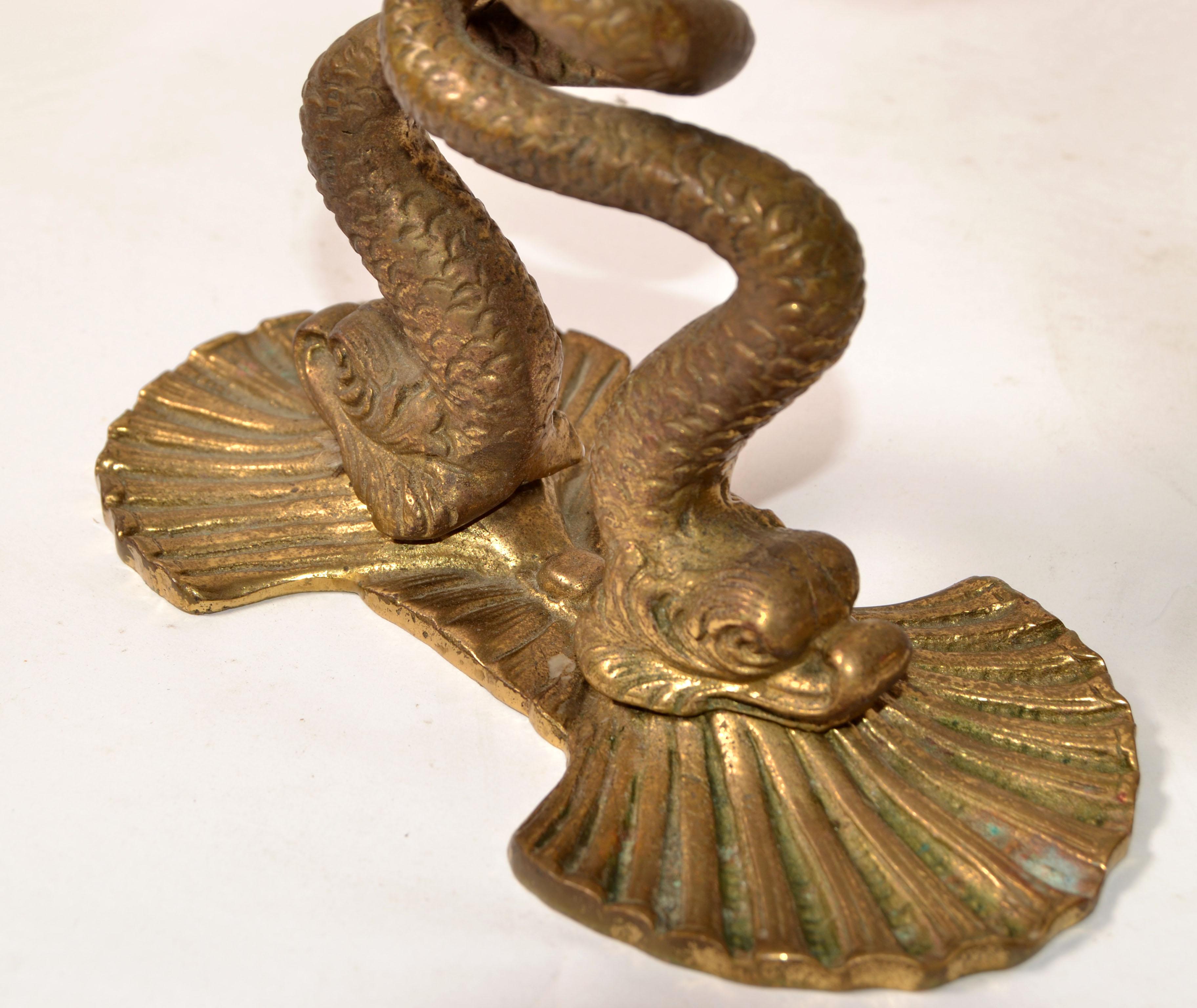 Coppia, bronzo neoclassico 2 portacandele a forma di serpente marino in vendita 2