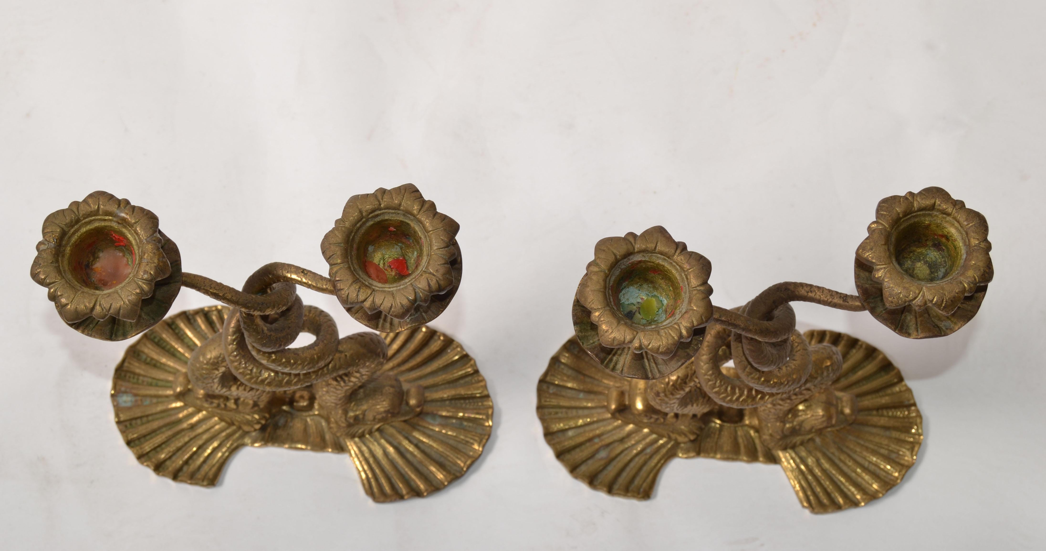 Coppia, bronzo neoclassico 2 portacandele a forma di serpente marino in vendita 6