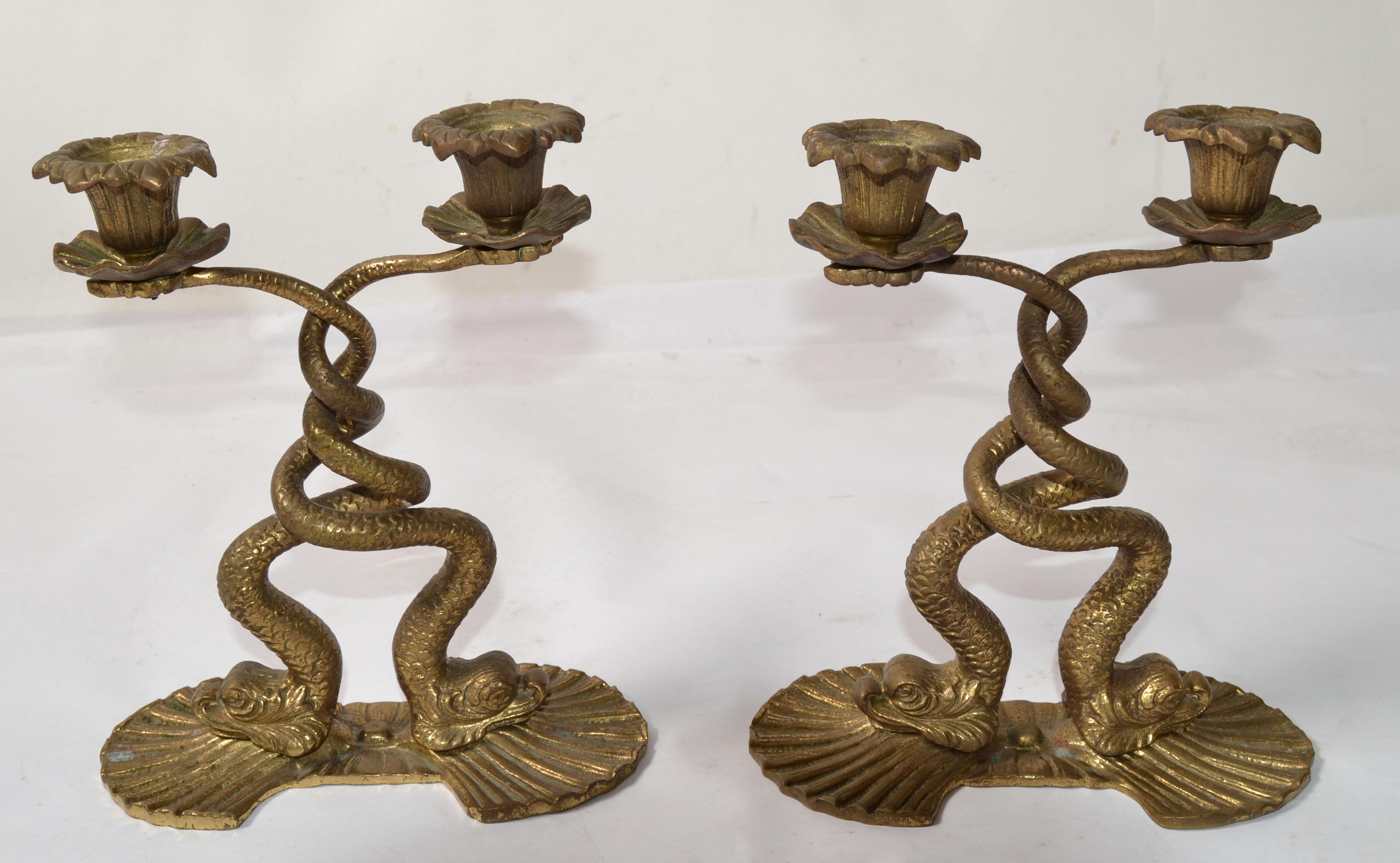 Neoclassico Coppia, bronzo neoclassico 2 portacandele a forma di serpente marino in vendita