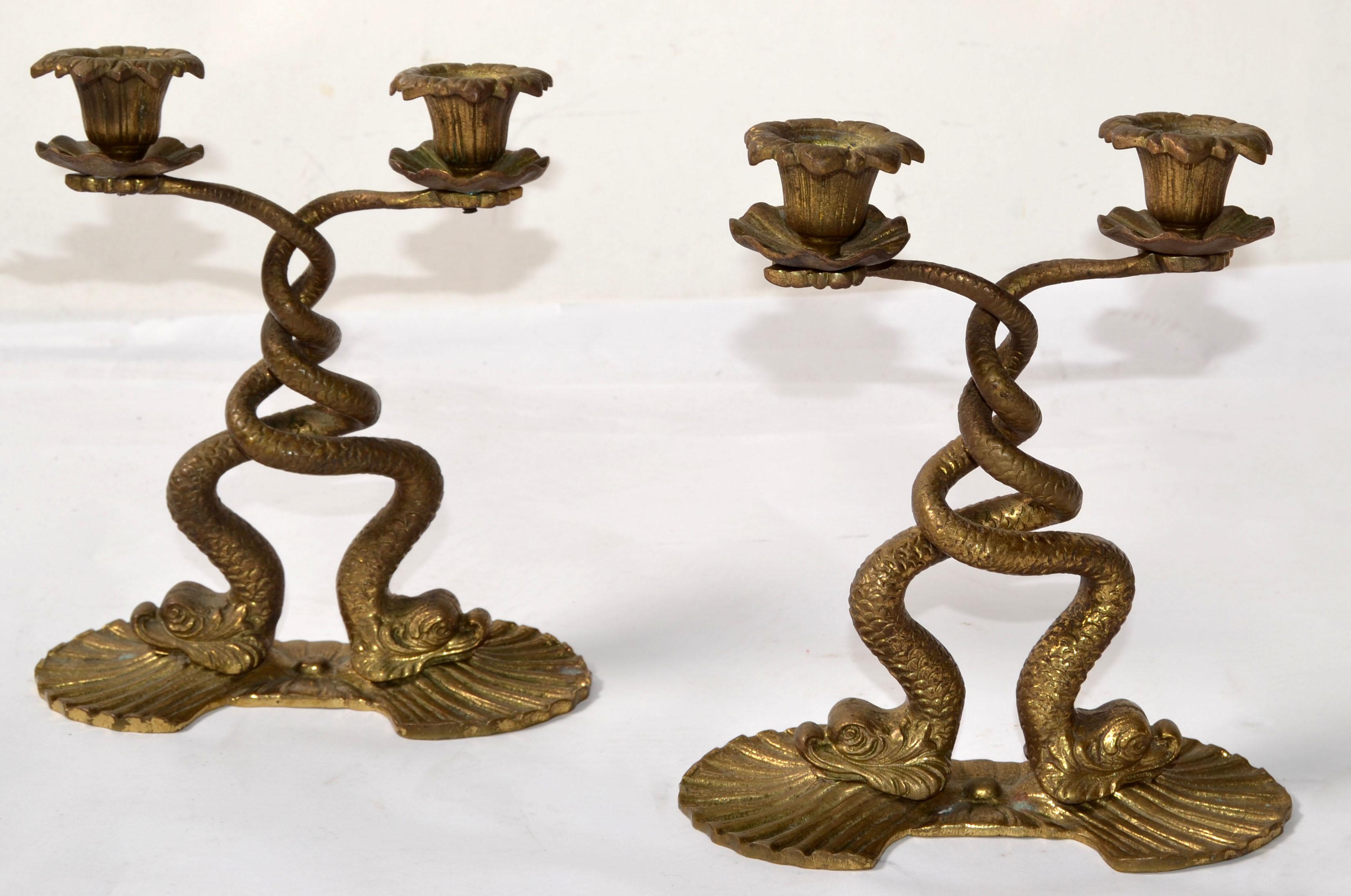 Coppia, bronzo neoclassico 2 portacandele a forma di serpente marino In condizioni buone in vendita a Miami, FL