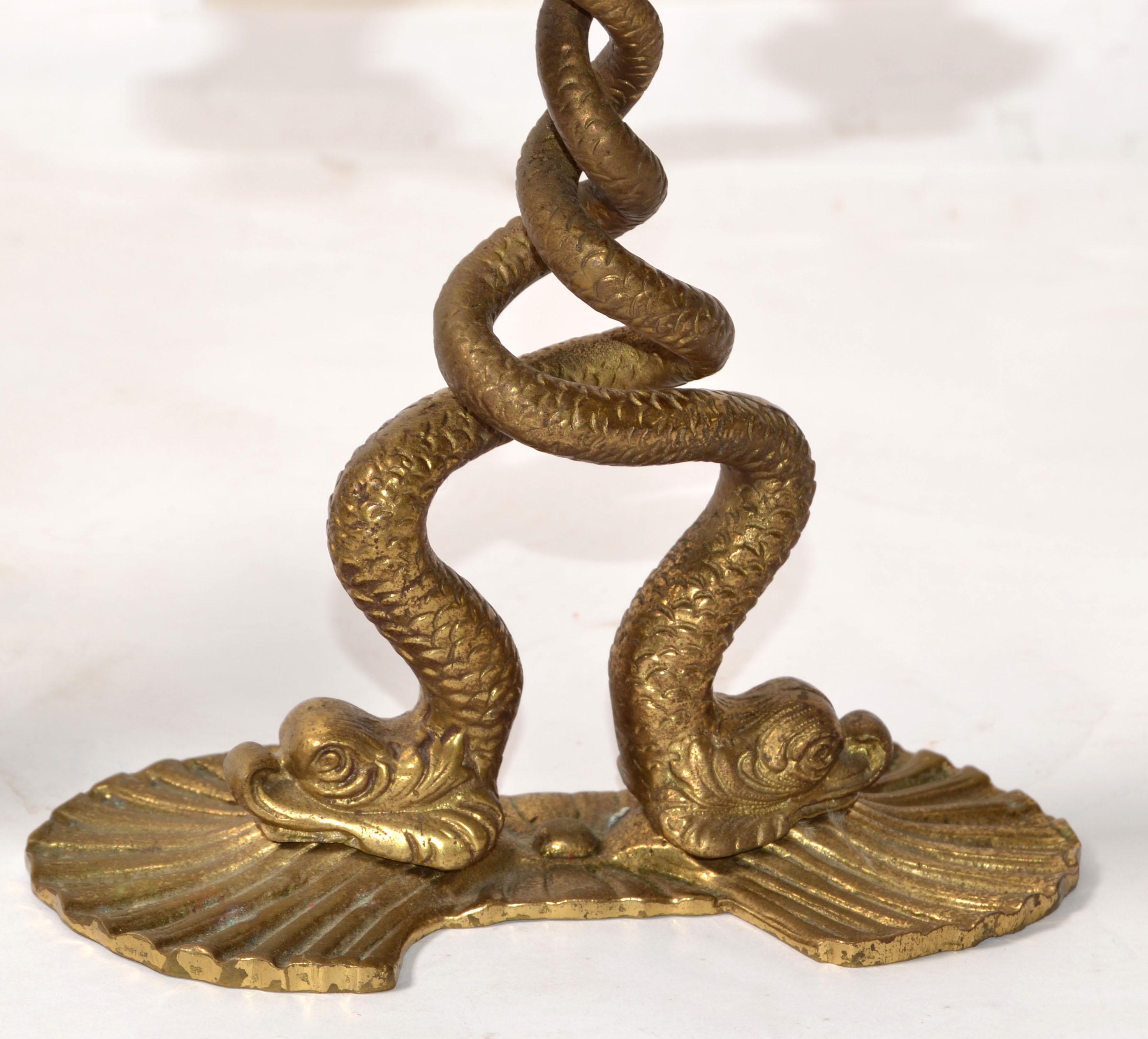 Metà XX secolo Coppia, bronzo neoclassico 2 portacandele a forma di serpente marino in vendita