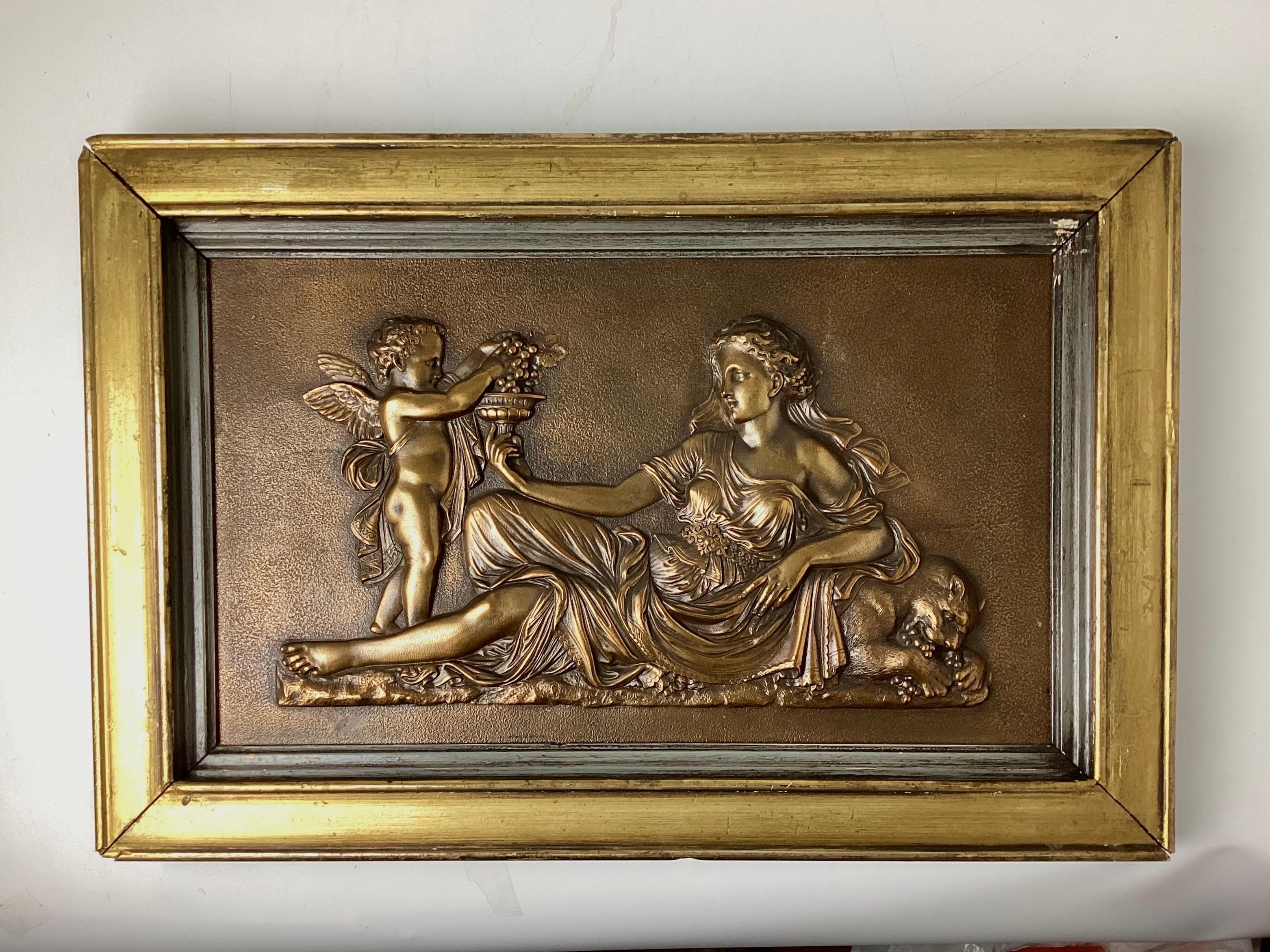 Americano Coppia di placche da parete in rilievo in bronzo con cornice Donna con cherubino in vendita
