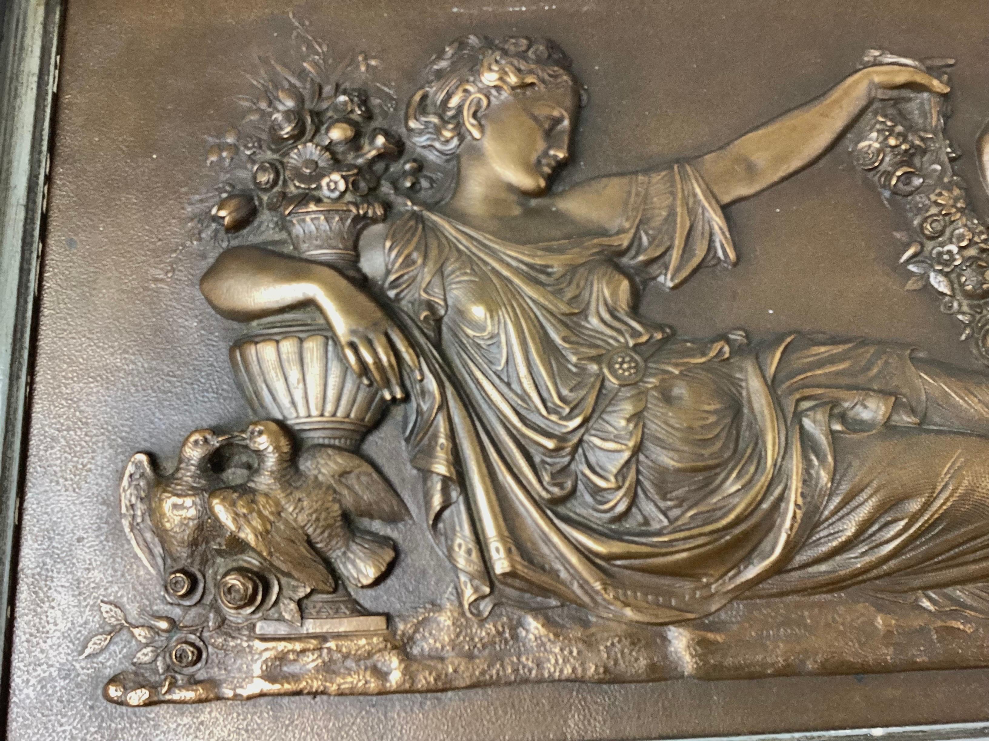Paar Bronze-Relief-Wandtafeln, gerahmte Frau mit Cherub, gerahmt im Angebot 3