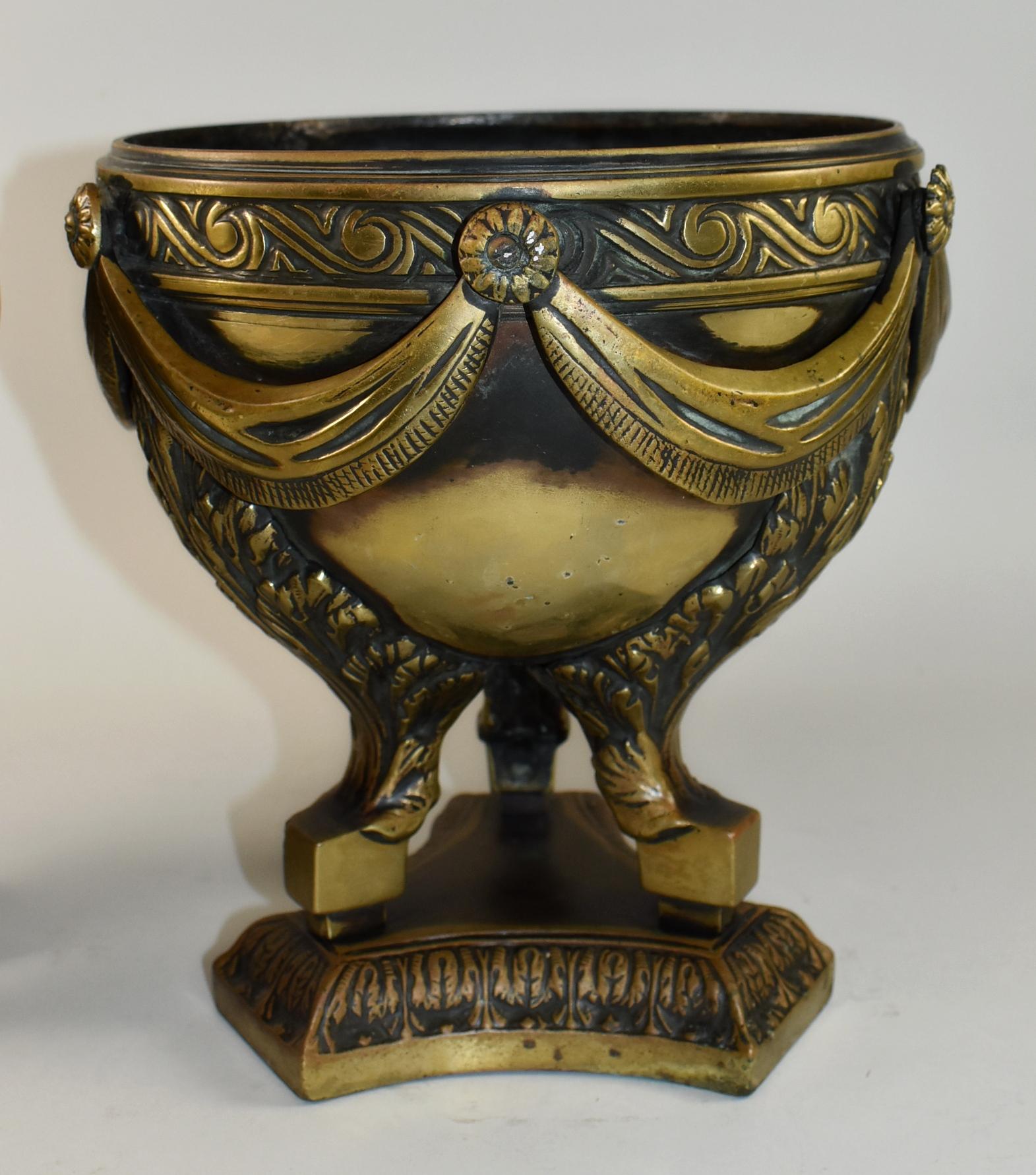 Neoclassico Coppia di urne o fioriere neoclassiche in bronzo in vendita