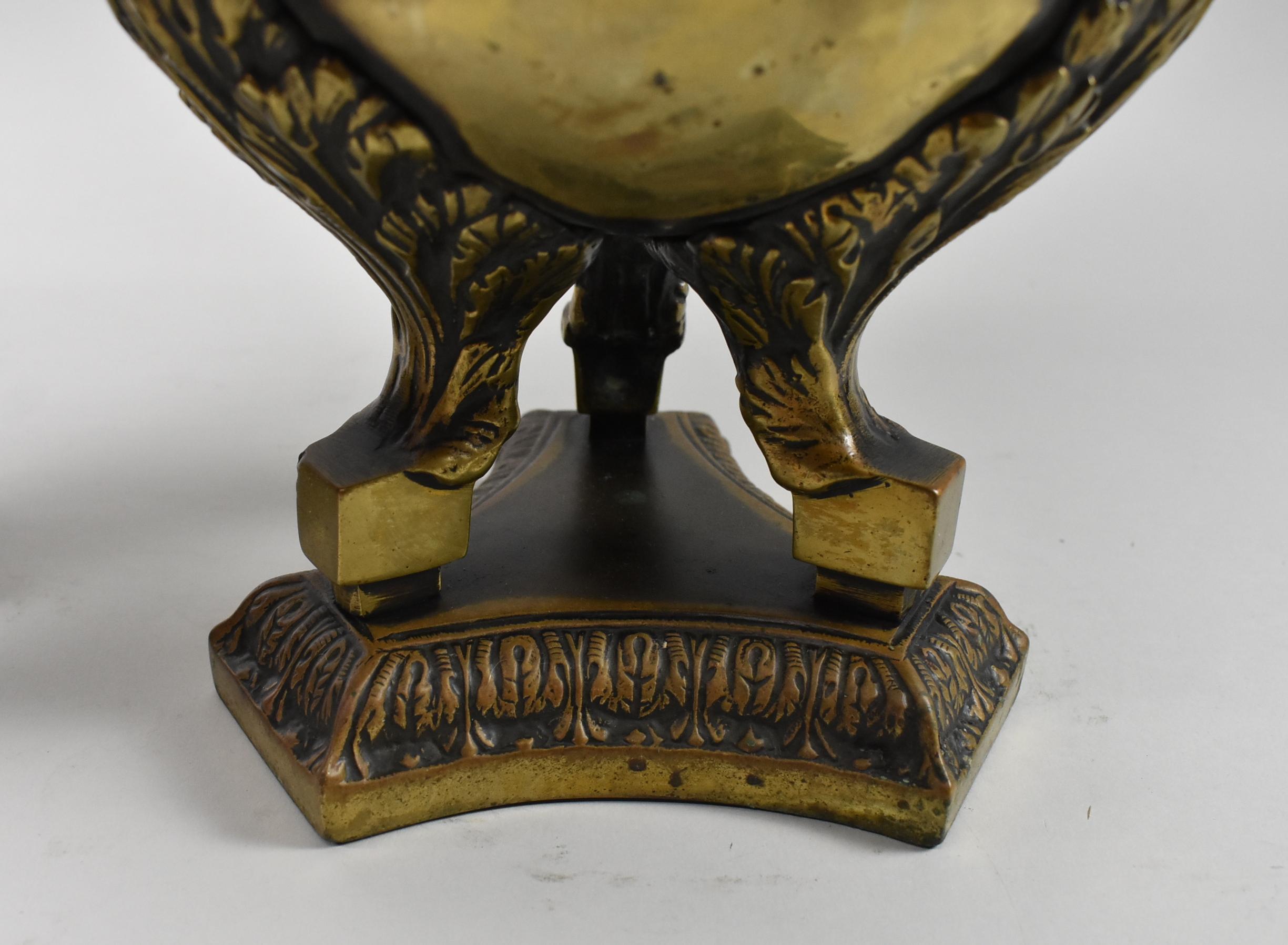 XX secolo Coppia di urne o fioriere neoclassiche in bronzo in vendita