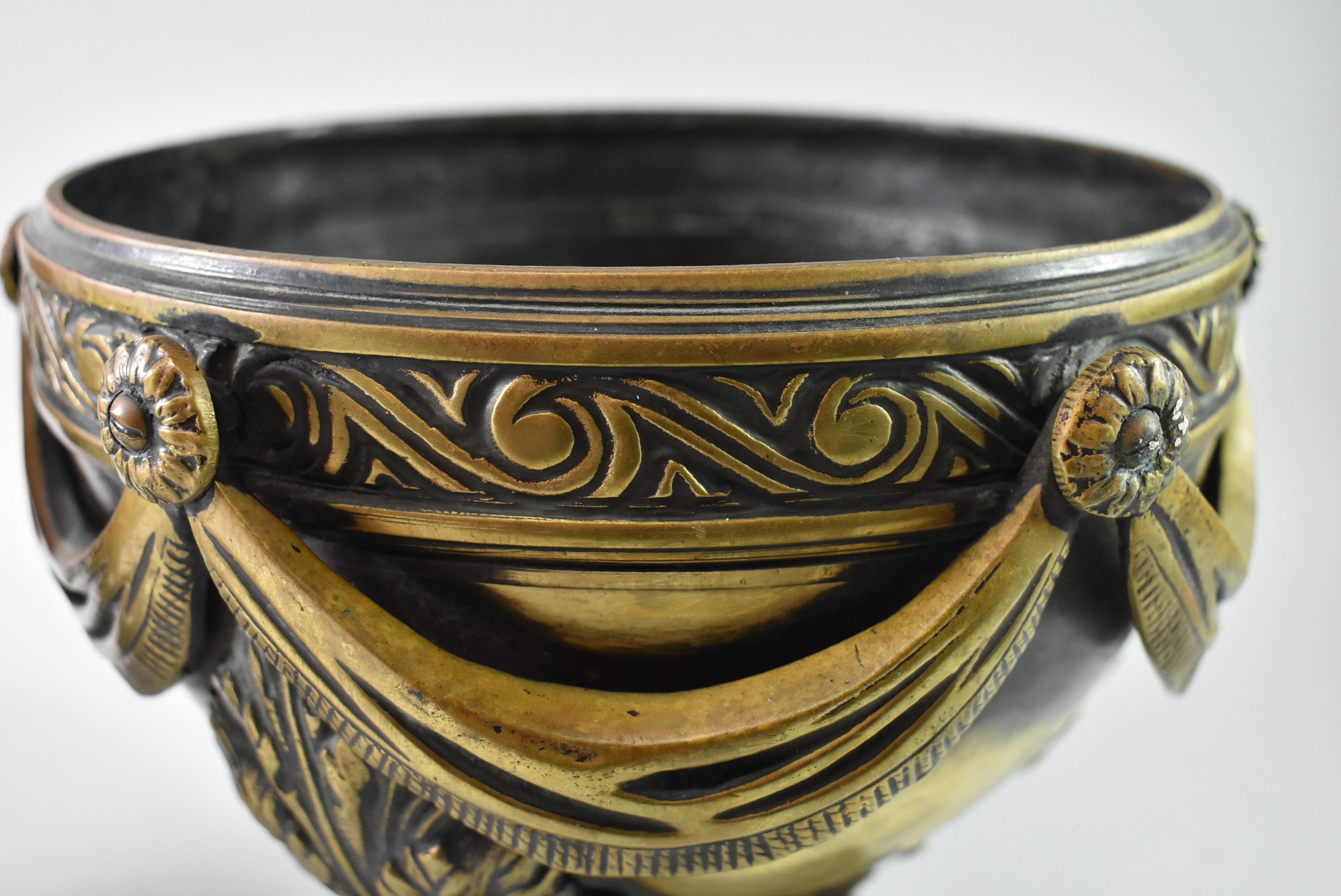 Coppia di urne o fioriere neoclassiche in bronzo in vendita 1