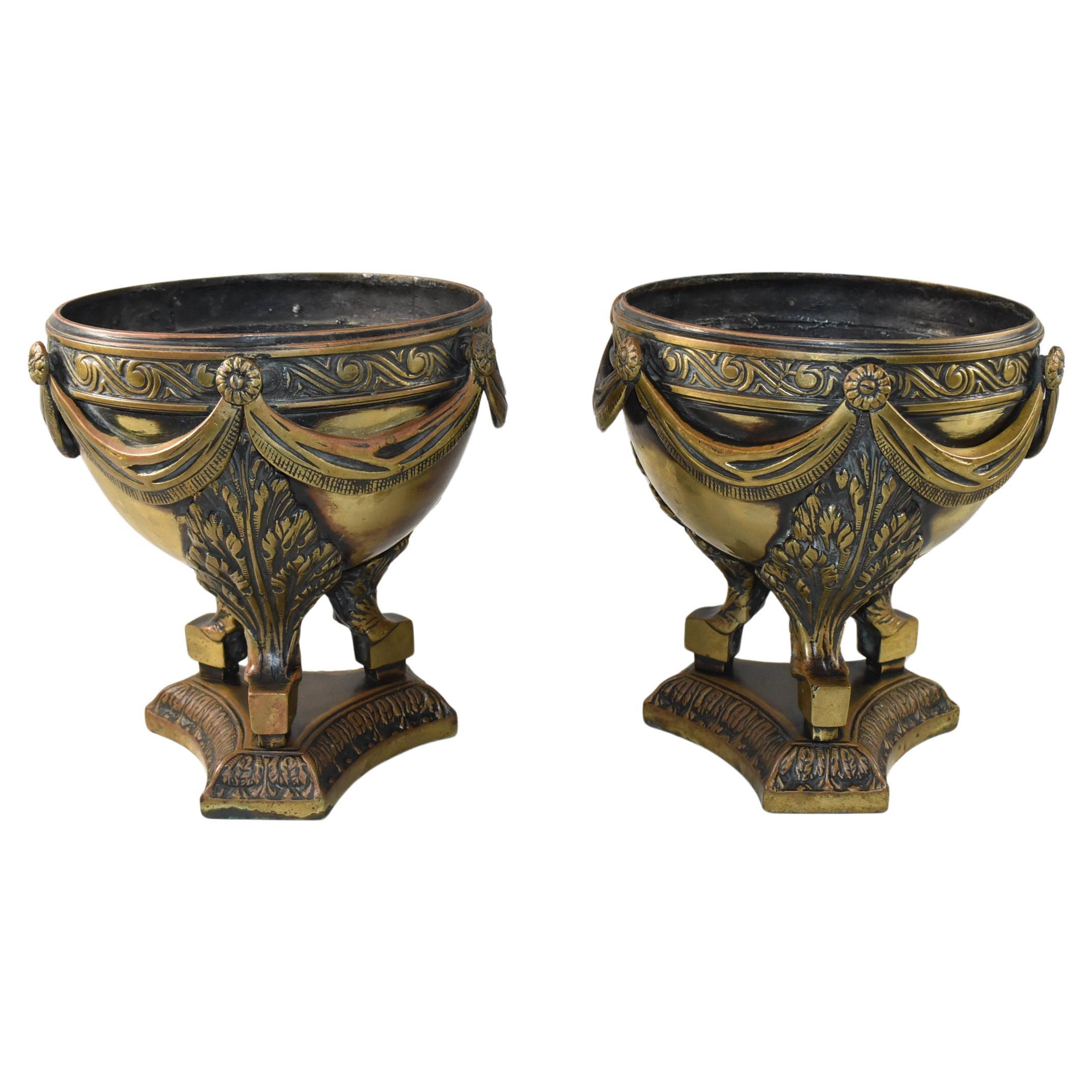 Coppia di urne o fioriere neoclassiche in bronzo