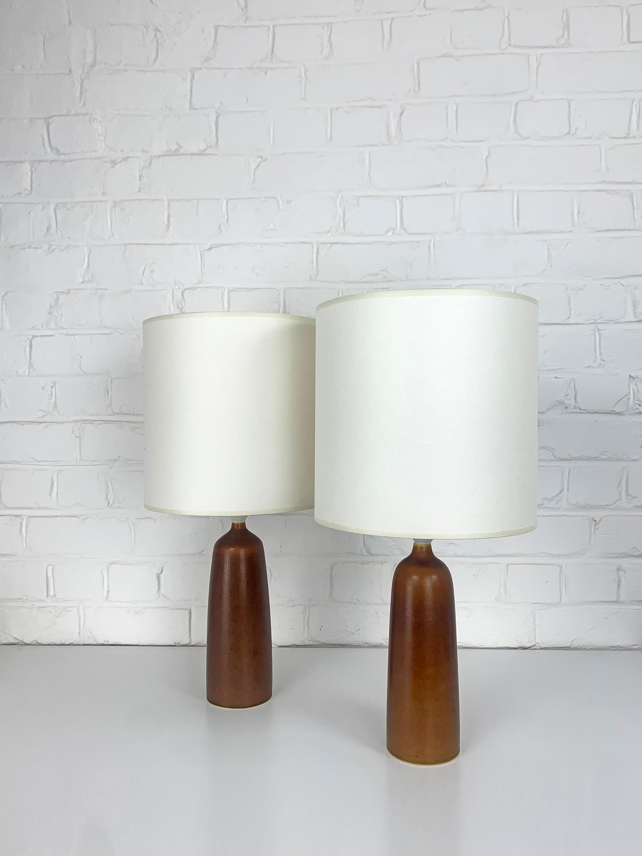 Pair caramel brown stoneware table lamps, model DL17, produced by Palshus (Denmark). 

Palshus has been founded by Per and his wife Annelise Linnemann-Schmidt. The couple created and produced chamotte (danish clay) objects (tableware, vases, and