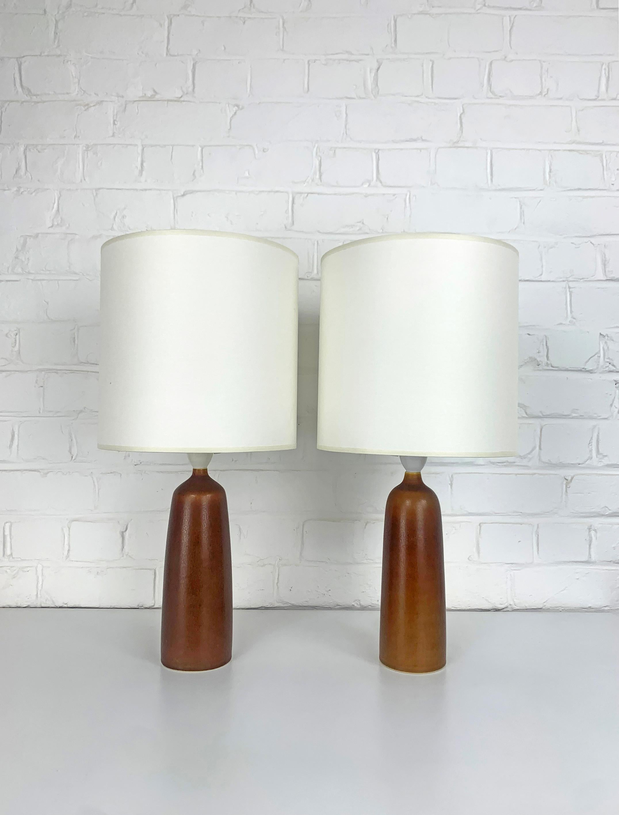 Paar braune Keramik-Tischlampen Palshus Dänemark Steingut Linnemann-Schmidt  (Skandinavische Moderne) im Angebot