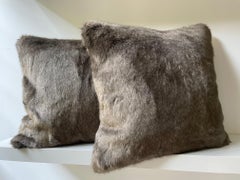 Abbinali: cuscini in pelliccia sintetica marrone melange con retro in seta marrone, di forma quadrata