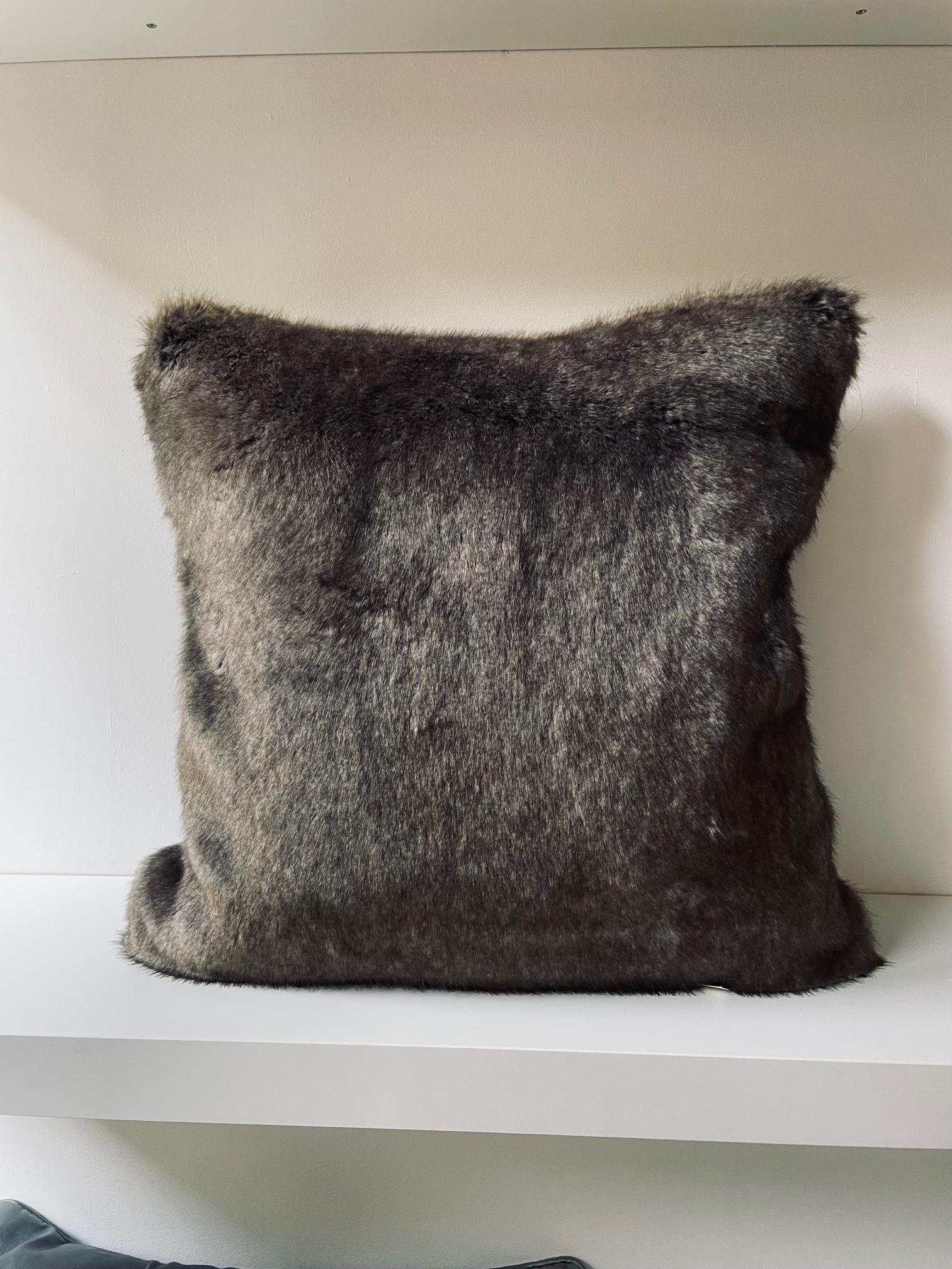 Pair Brown Melange Pelzkissen mit Seide Brown auf der Rückseite Square Shape (Kunstpelz) im Angebot