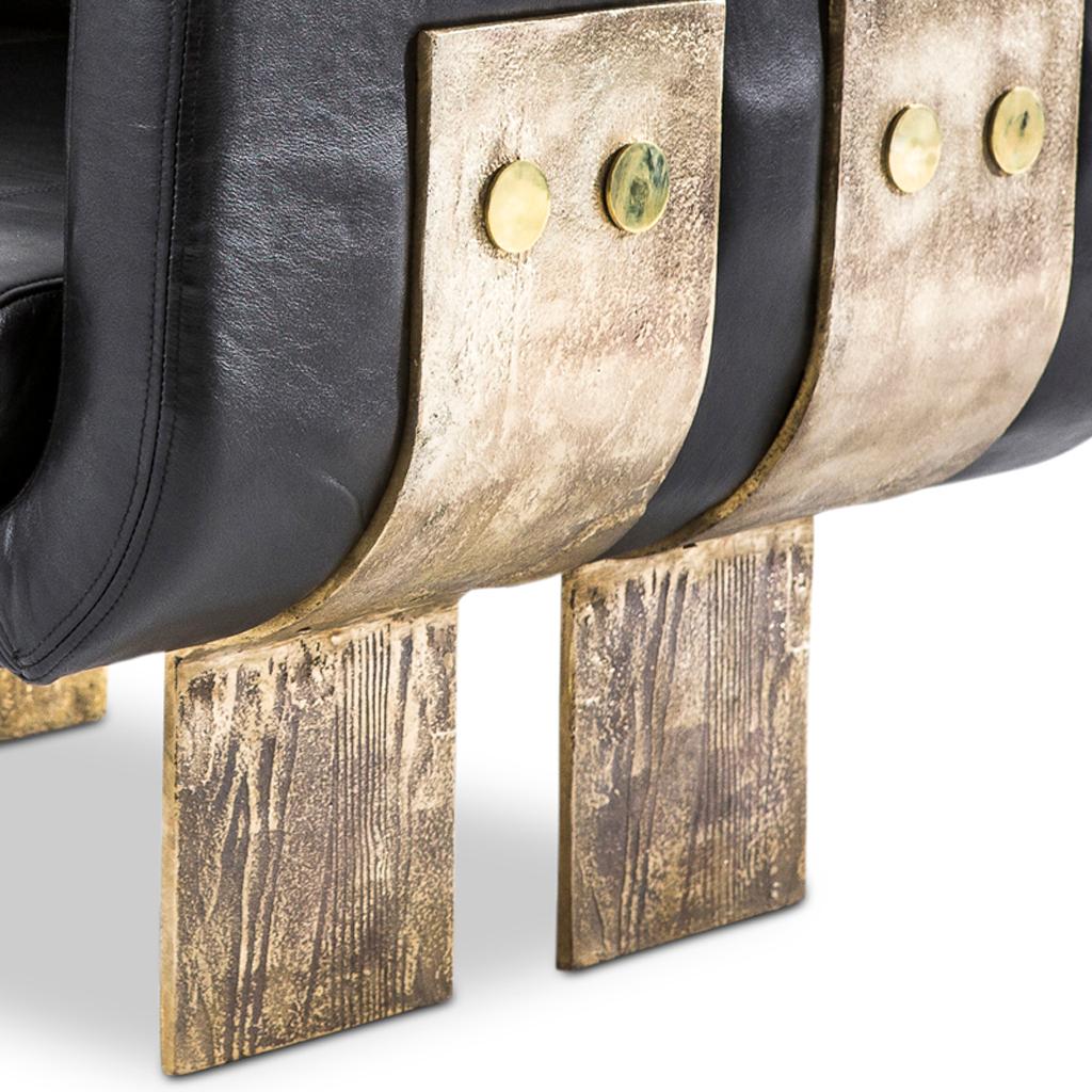 Coppia di sedie da salotto brutaliste in pelle nera e ottone massiccio fuso di Egg Designs in vendita 2