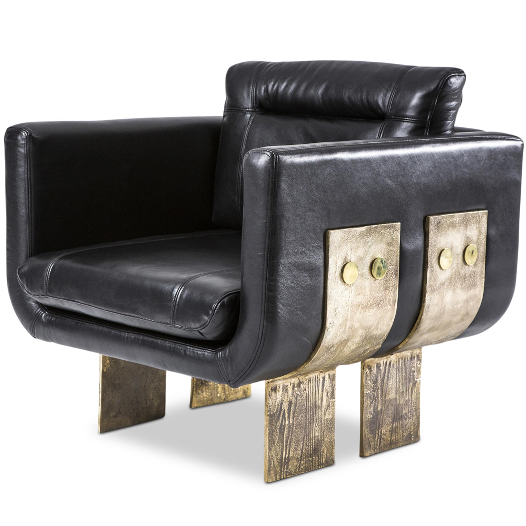 Il set di sedie da salotto Primal di Egg Designs (2024) è un pezzo forte di ispirazione brutalista, realizzato con una presenza scultorea e un ricco contrasto di materiali. Rivestita in pelle nera, la sedia offre una profondità materica e un impatto