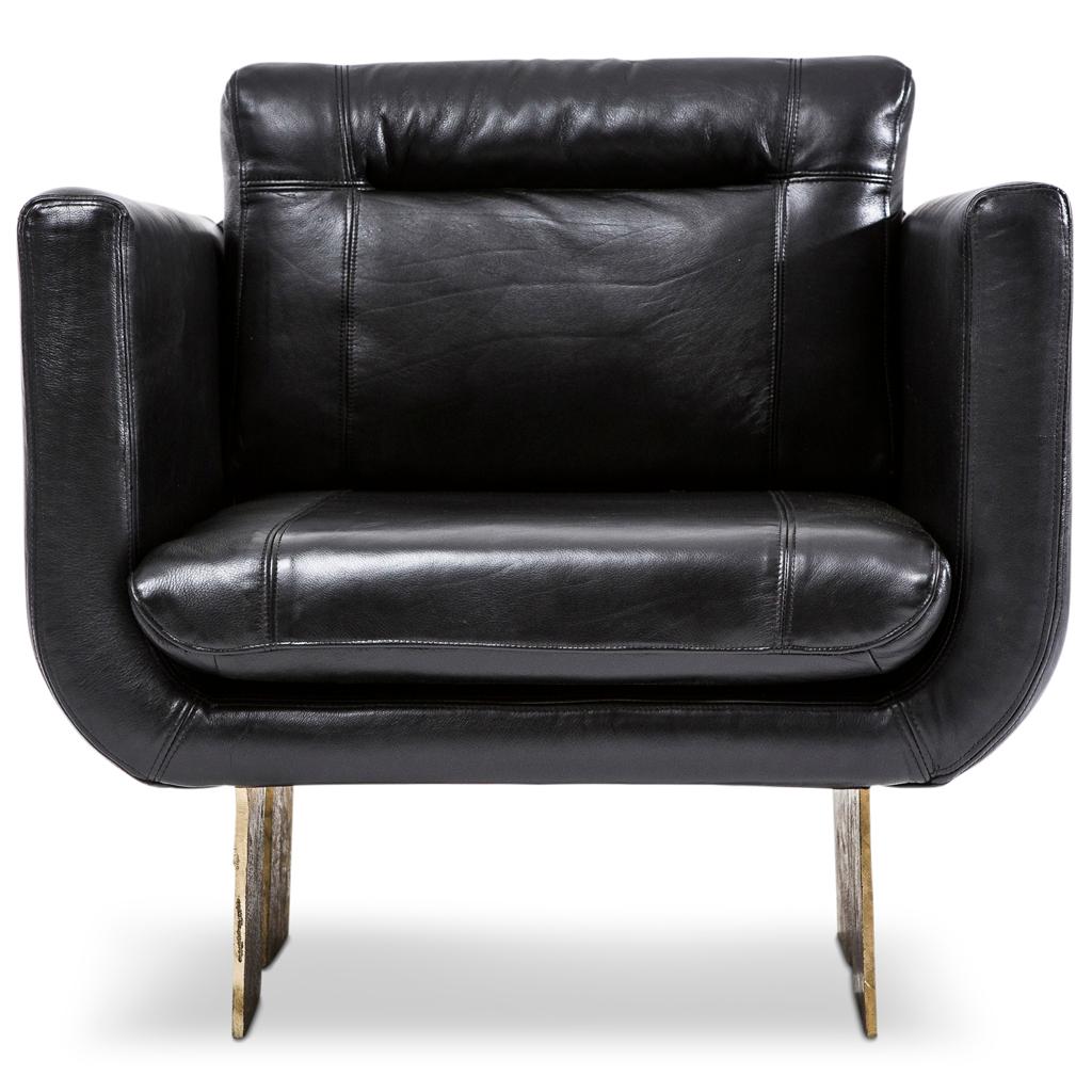 Brutalismo Coppia di sedie da salotto brutaliste in pelle nera e ottone massiccio fuso di Egg Designs in vendita