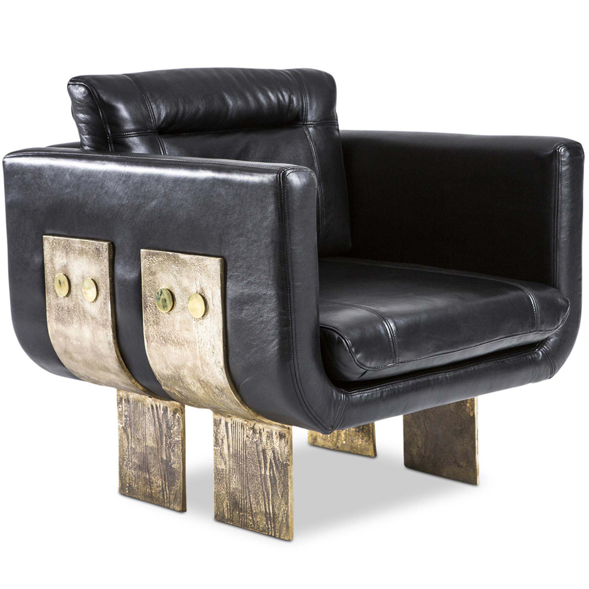 Portoghese Coppia di sedie da salotto brutaliste in pelle nera e ottone massiccio fuso di Egg Designs in vendita