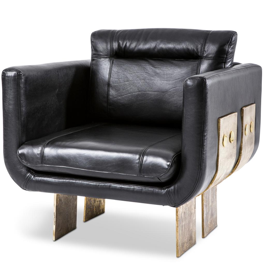 Calco Coppia di sedie da salotto brutaliste in pelle nera e ottone massiccio fuso di Egg Designs in vendita