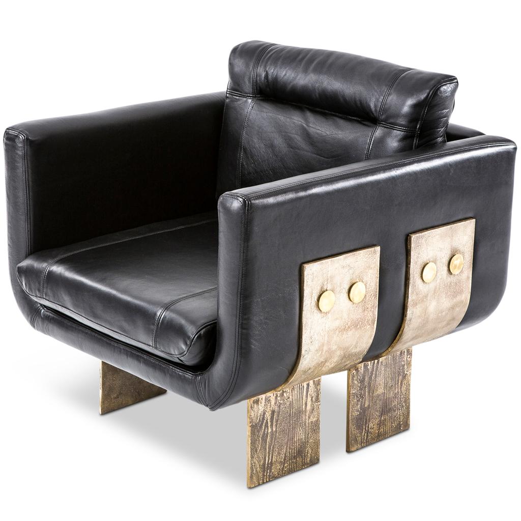 XXI secolo e contemporaneo Coppia di sedie da salotto brutaliste in pelle nera e ottone massiccio fuso di Egg Designs in vendita