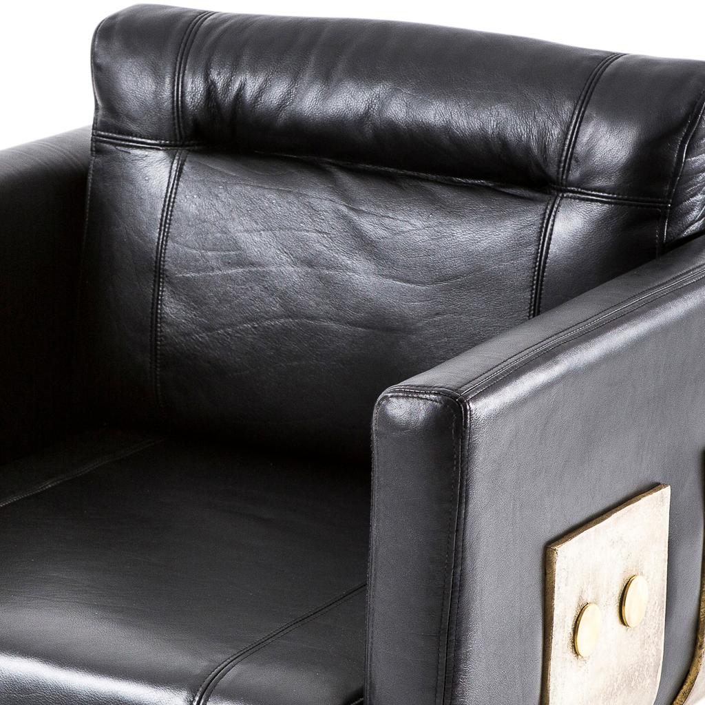 Ottone Coppia di sedie da salotto brutaliste in pelle nera e ottone massiccio fuso di Egg Designs in vendita