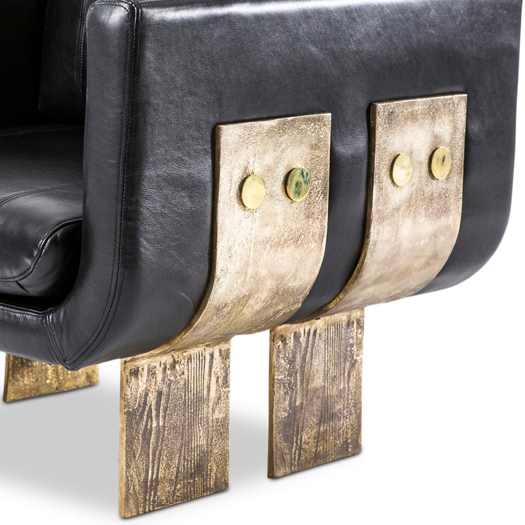 Coppia di sedie da salotto brutaliste in pelle nera e ottone massiccio fuso di Egg Designs in vendita 1