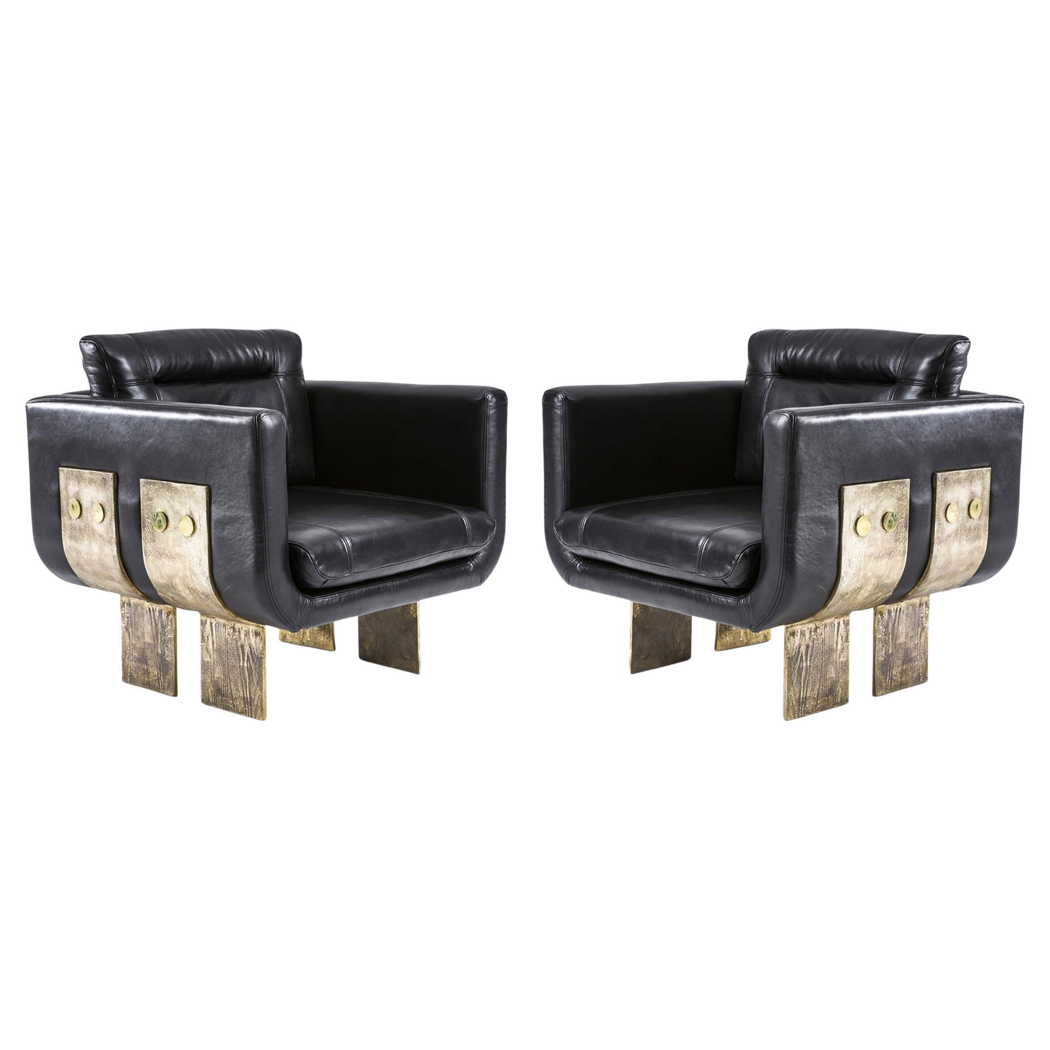 Coppia di sedie da salotto brutaliste in pelle nera e ottone massiccio fuso di Egg Designs in vendita