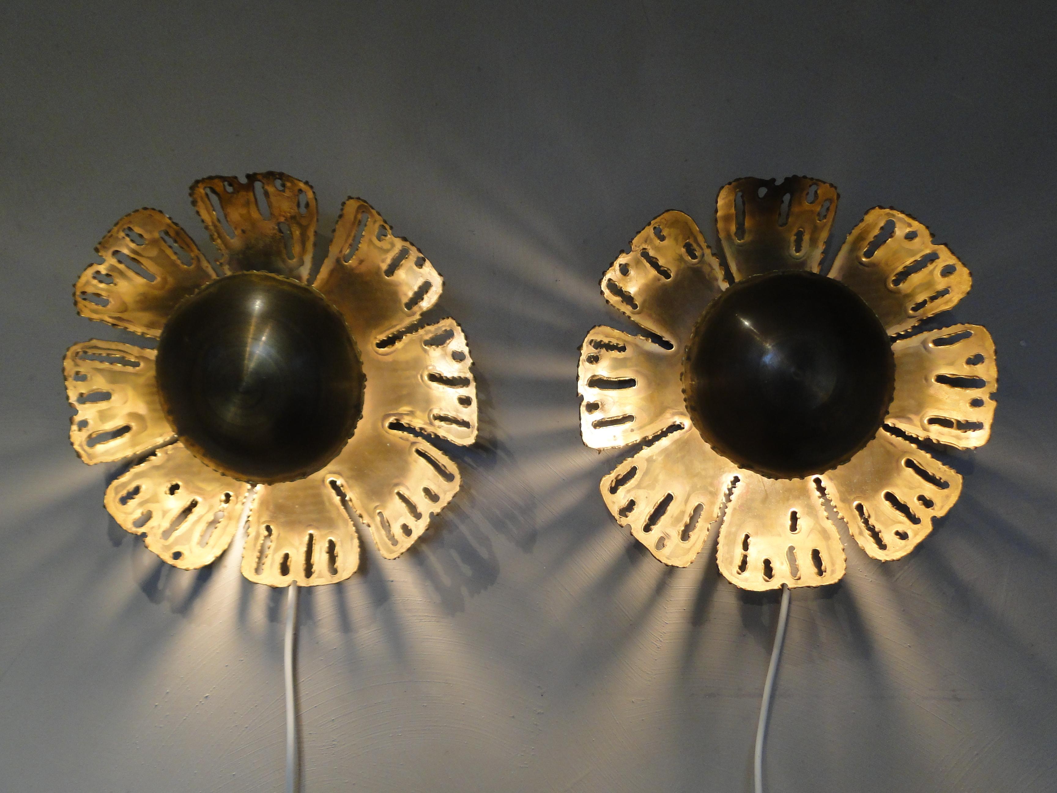 Paire d'appliques en laiton en forme de soleil conçues par Svend Aage Holm Sørensen dans les années 1960. Produit par sa société Holm Sørensen & Co, ce style accrocheur a été conçu pour être utilisé dans le monde entier.  est un véritable