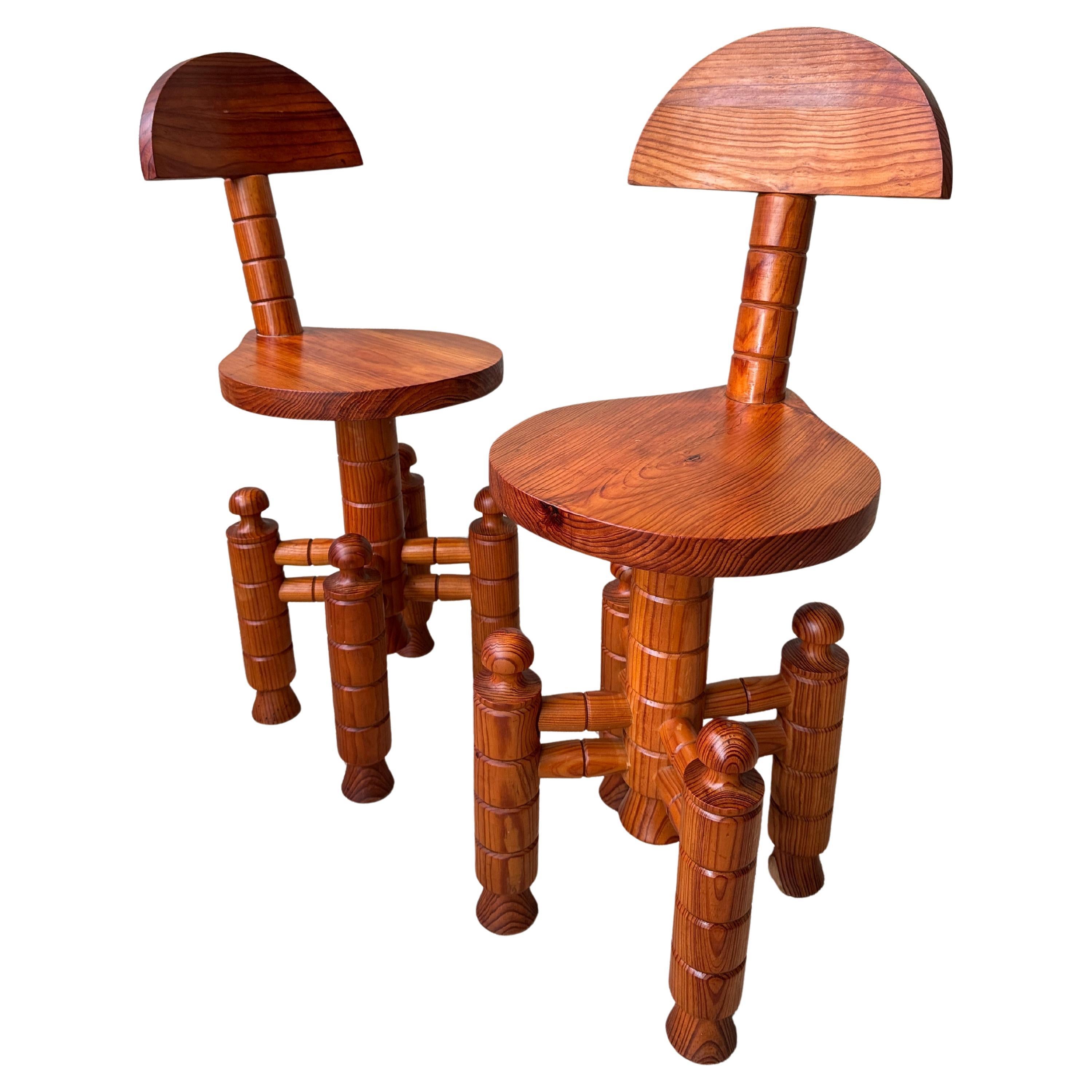 Paire de chaises en pin brutalistes Portugal 1970 Sculptures sculptées à la main Design moderniste en vente