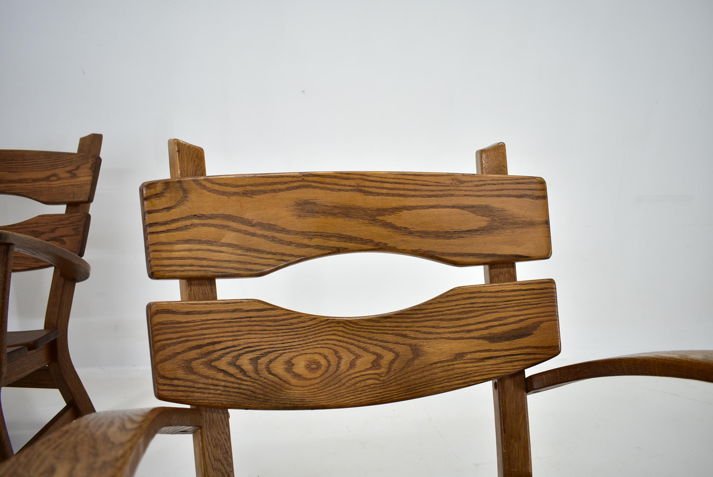 Paire de chaises longues Brutalist en chêne massif par Dittmann & Co pour AWA Radboud, Pays-Bas circa 1970. Ces importantes  Les chaises de salon sont entièrement construites en bois de chêne teinté foncé. Assise et dossier à lattes sculpturales
