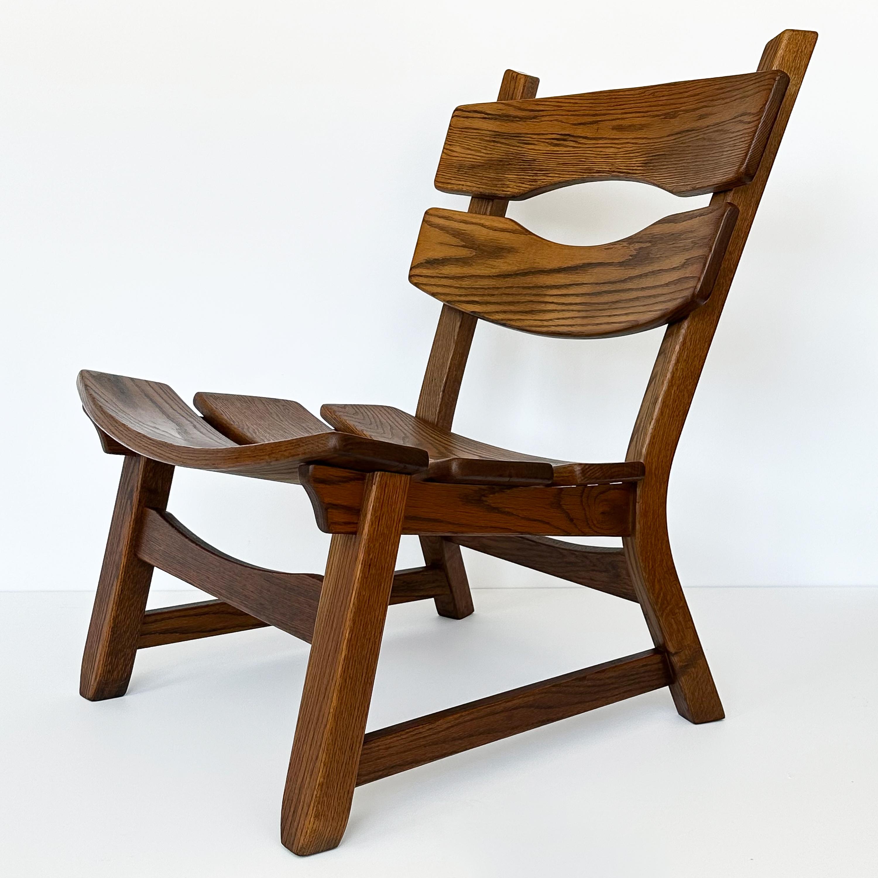Paire de fauteuils de salon modernistes rustiques en chêne massif par Dittmann & Co en vente 2