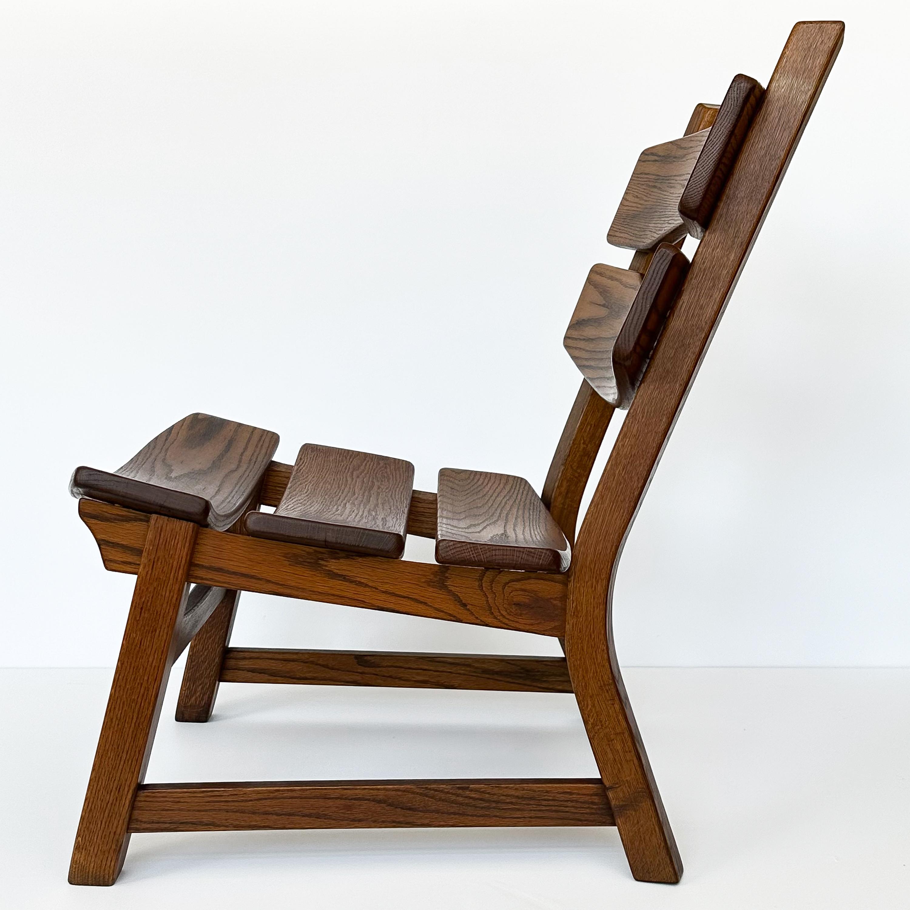 Paire de fauteuils de salon modernistes rustiques en chêne massif par Dittmann & Co en vente 3