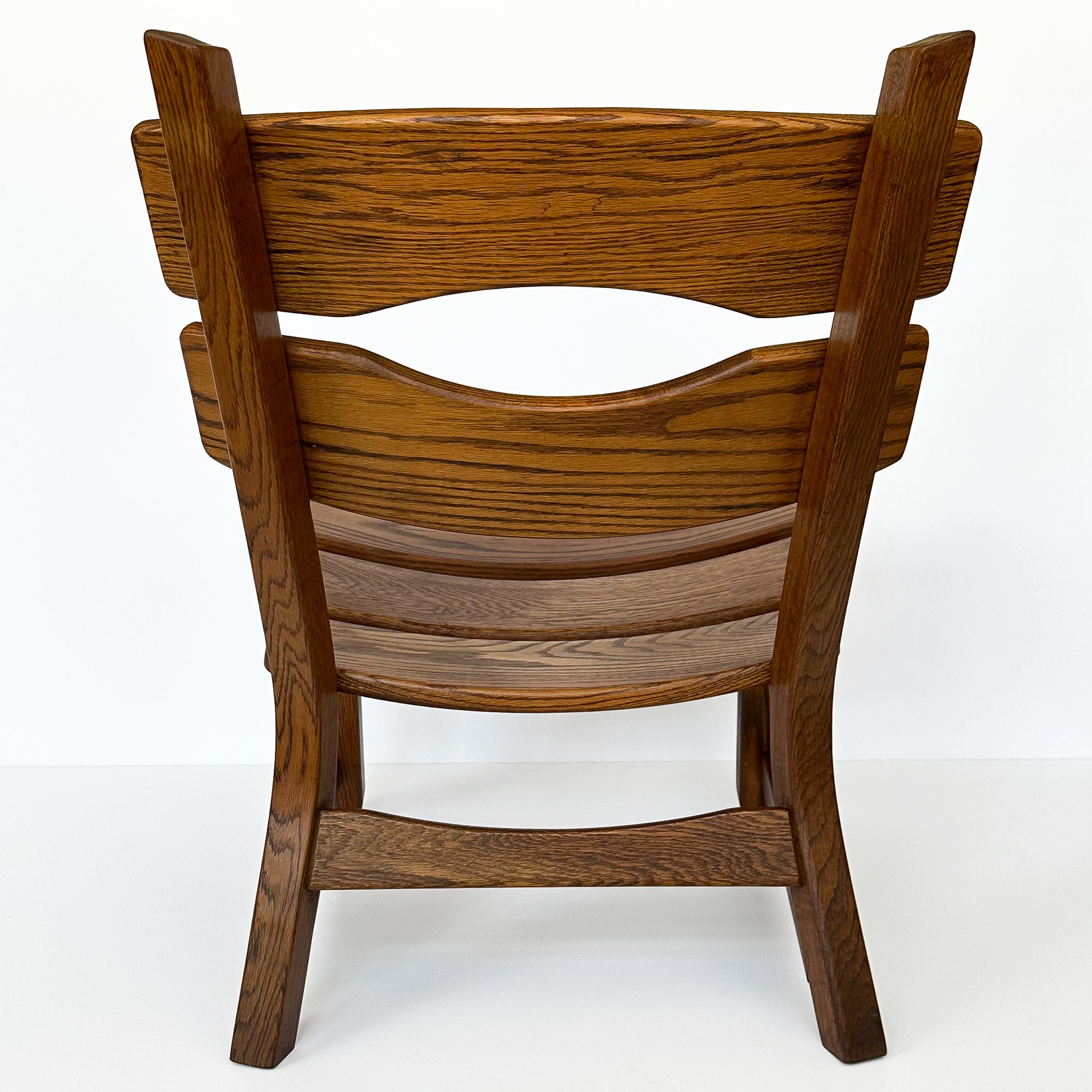 Paire de fauteuils de salon modernistes rustiques en chêne massif par Dittmann & Co en vente 5