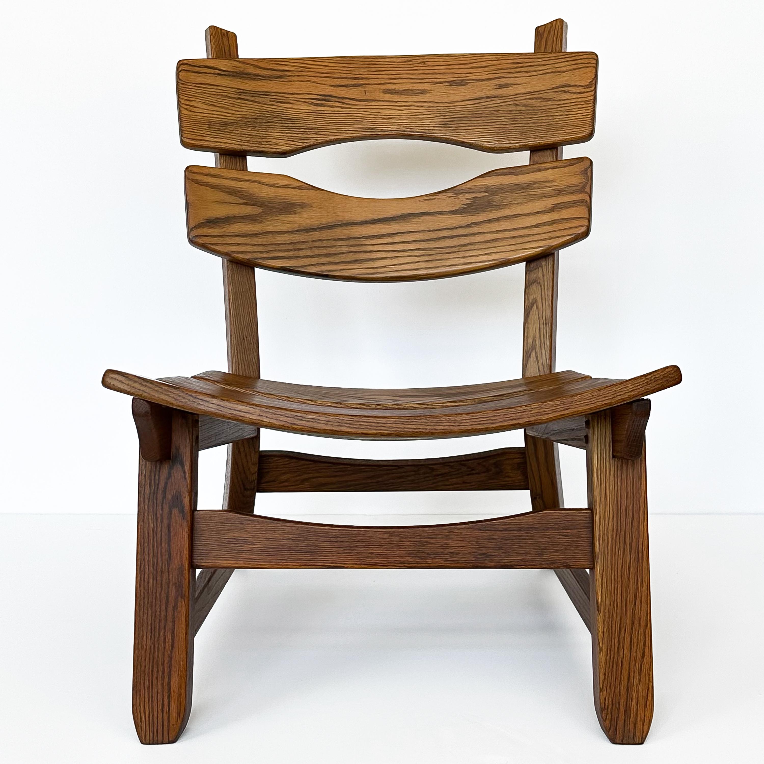 Chêne Paire de fauteuils de salon modernistes rustiques en chêne massif par Dittmann & Co en vente