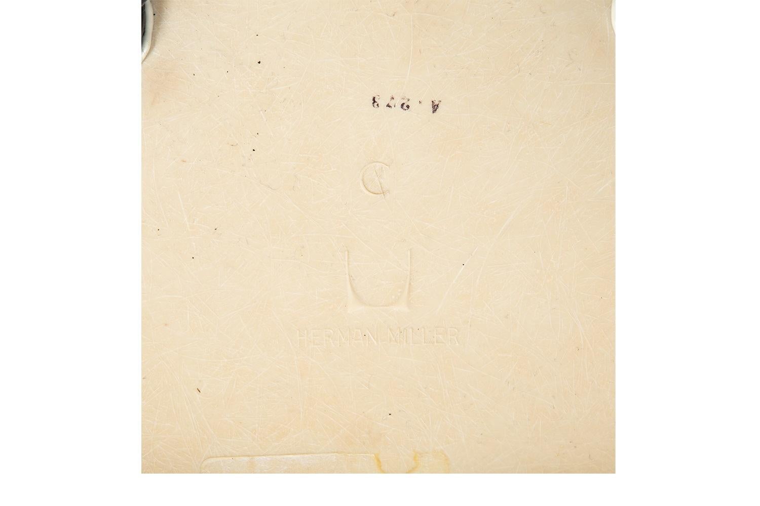 Paire de chaises pivotantes en fibre de verre Charles Eames pour Herman Miller en vente 3