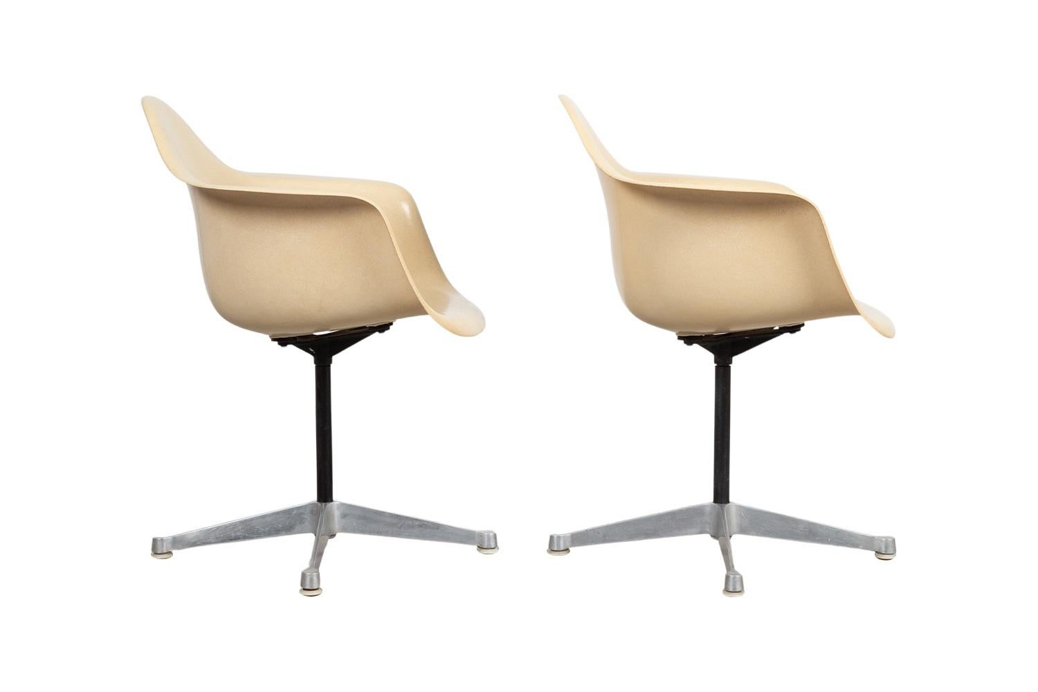 Mid-Century Modern Paire de chaises pivotantes en fibre de verre Charles Eames pour Herman Miller en vente