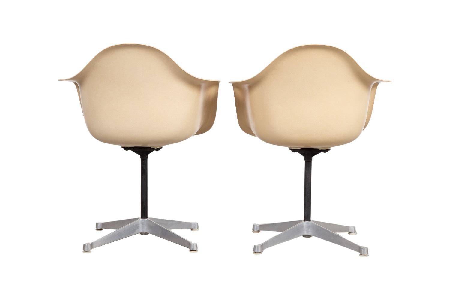 Américain Paire de chaises pivotantes en fibre de verre Charles Eames pour Herman Miller en vente