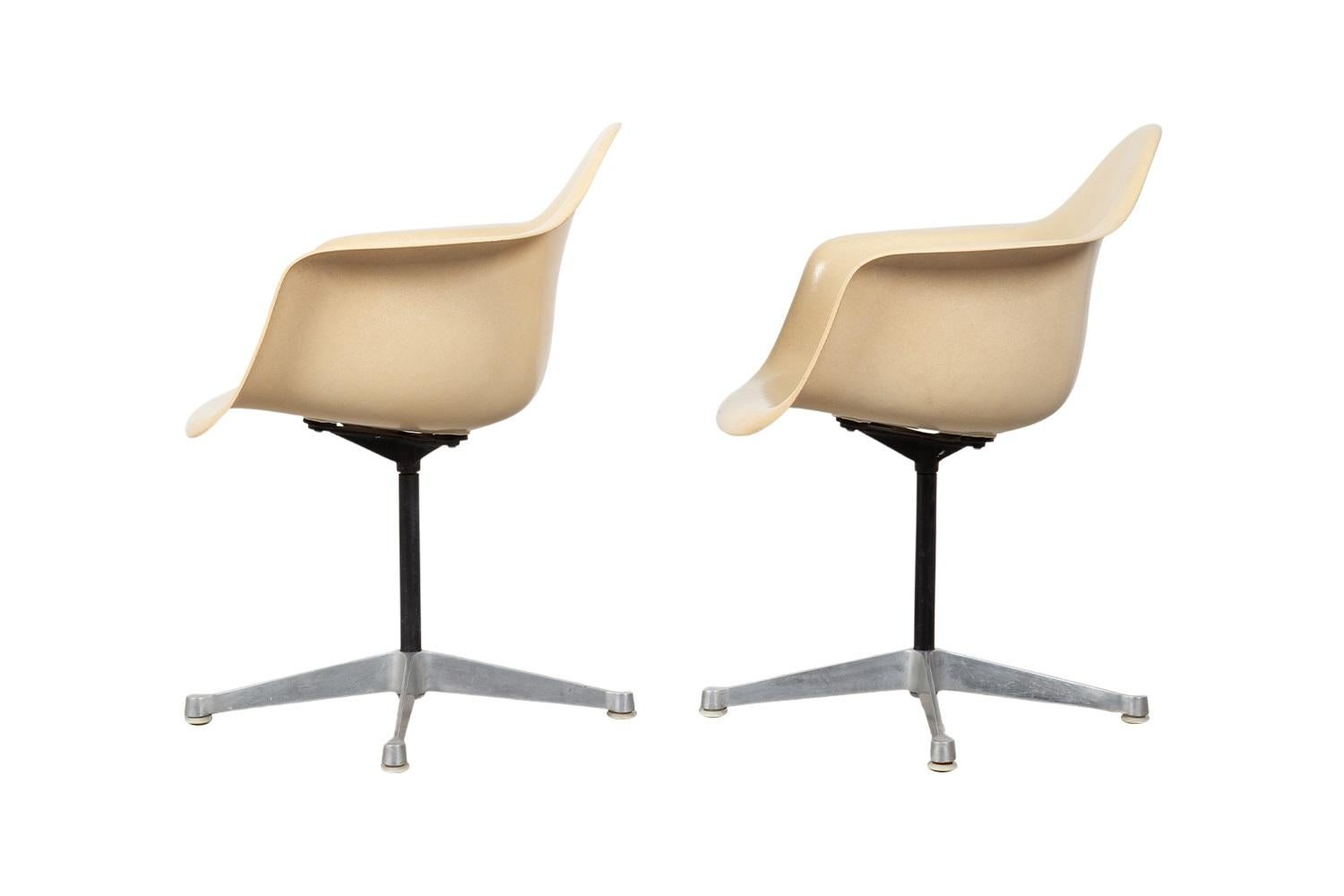 Paire de chaises pivotantes en fibre de verre Charles Eames pour Herman Miller État moyen - En vente à Baltimore, MD