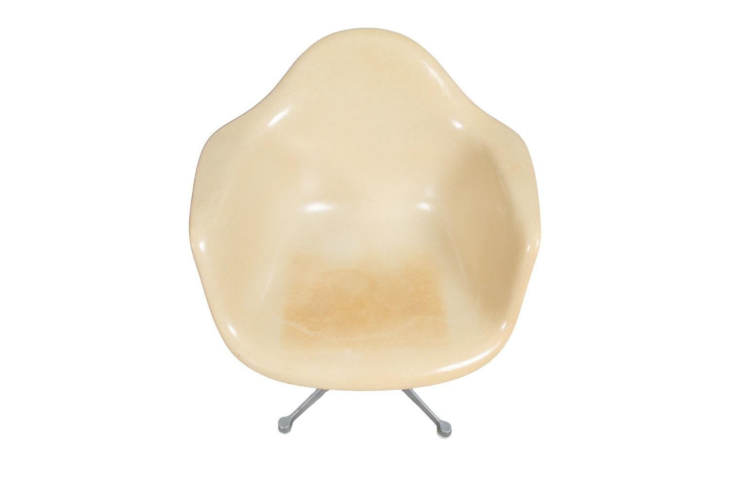 Fin du 20e siècle Paire de chaises pivotantes en fibre de verre Charles Eames pour Herman Miller en vente