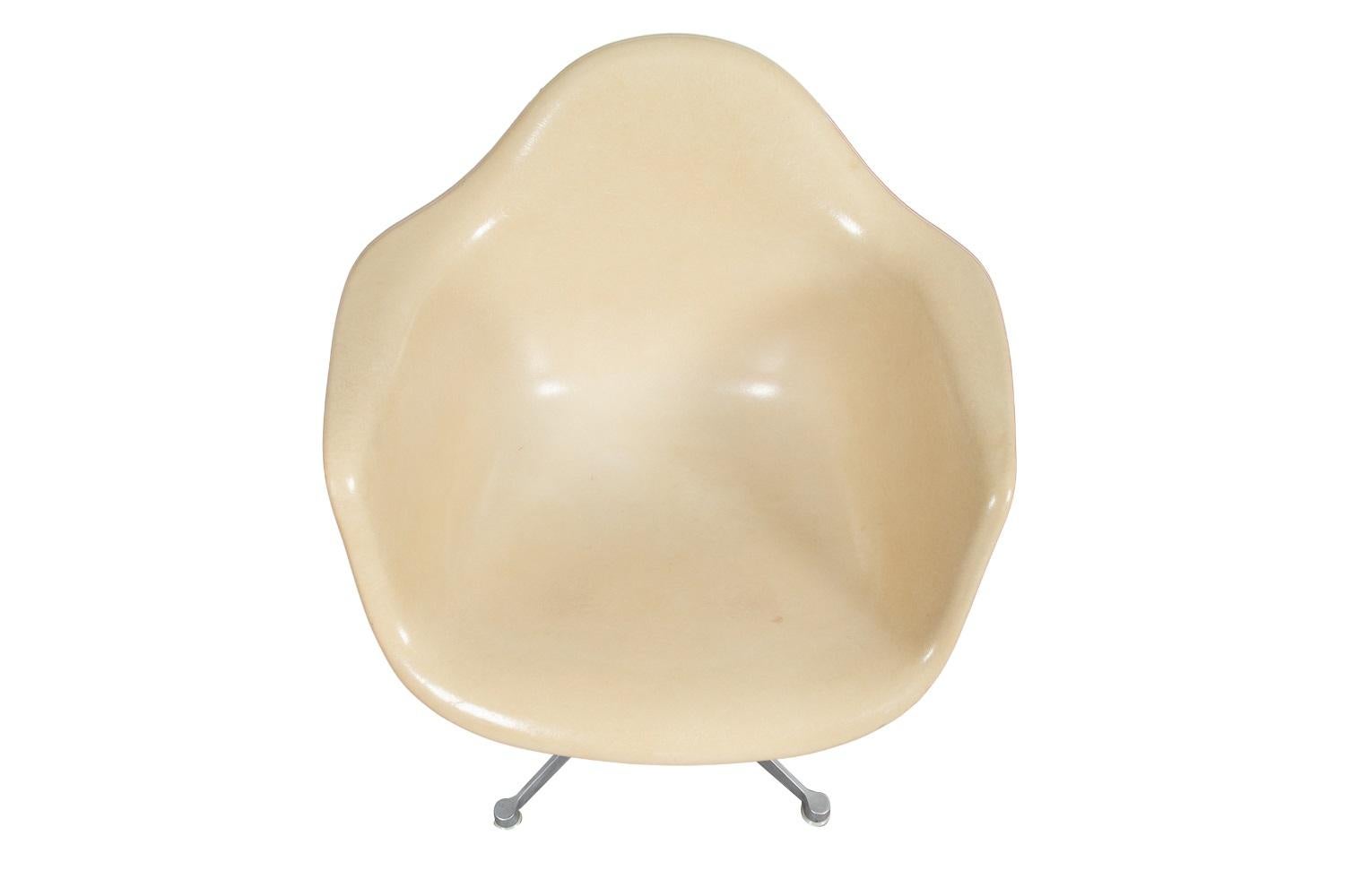 Aluminium Paire de chaises pivotantes en fibre de verre Charles Eames pour Herman Miller en vente