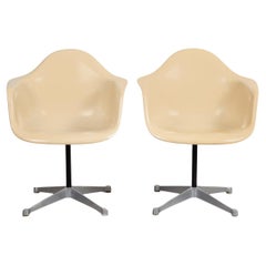Drehstühle aus Bucket Fiberglas Charles Eames für Herman Miller, Paar