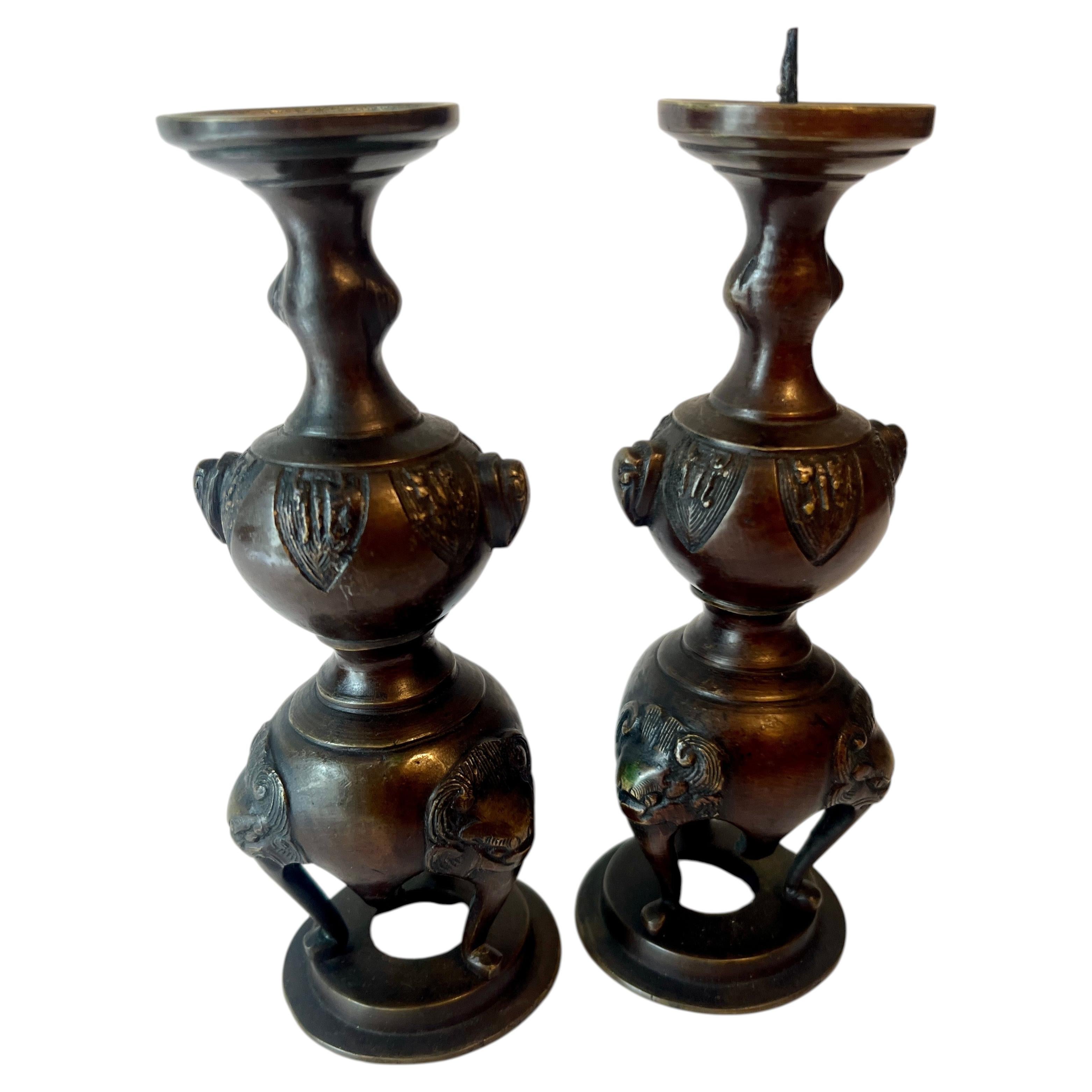 Pareja de candeleros budistas chinos de bronce en venta